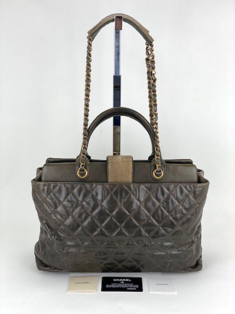 CHANEL - Grand sac fourre-tout gris Bindi CC en cuir de veau émaillé vintage en vente 6