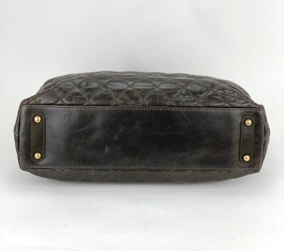 CHANEL - Grand sac fourre-tout gris Bindi CC en cuir de veau émaillé vintage en vente 7