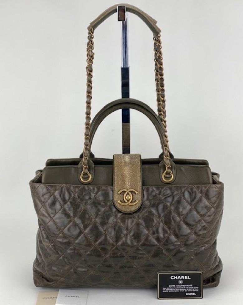 D'occasion  100% authentique
CHANEL Galuchat en veau glacé
Grand fourre-tout Bindi CC Gris
Ce sac à bandoulière élégant est magnifiquement
en matelassure diamantée et en
cuir de veau glacé en gris. Le site
Le sac à main est doté d'un extérieur