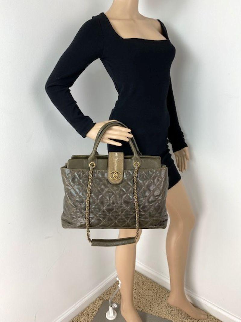 Noir CHANEL - Grand sac fourre-tout gris Bindi CC en cuir de veau émaillé vintage en vente