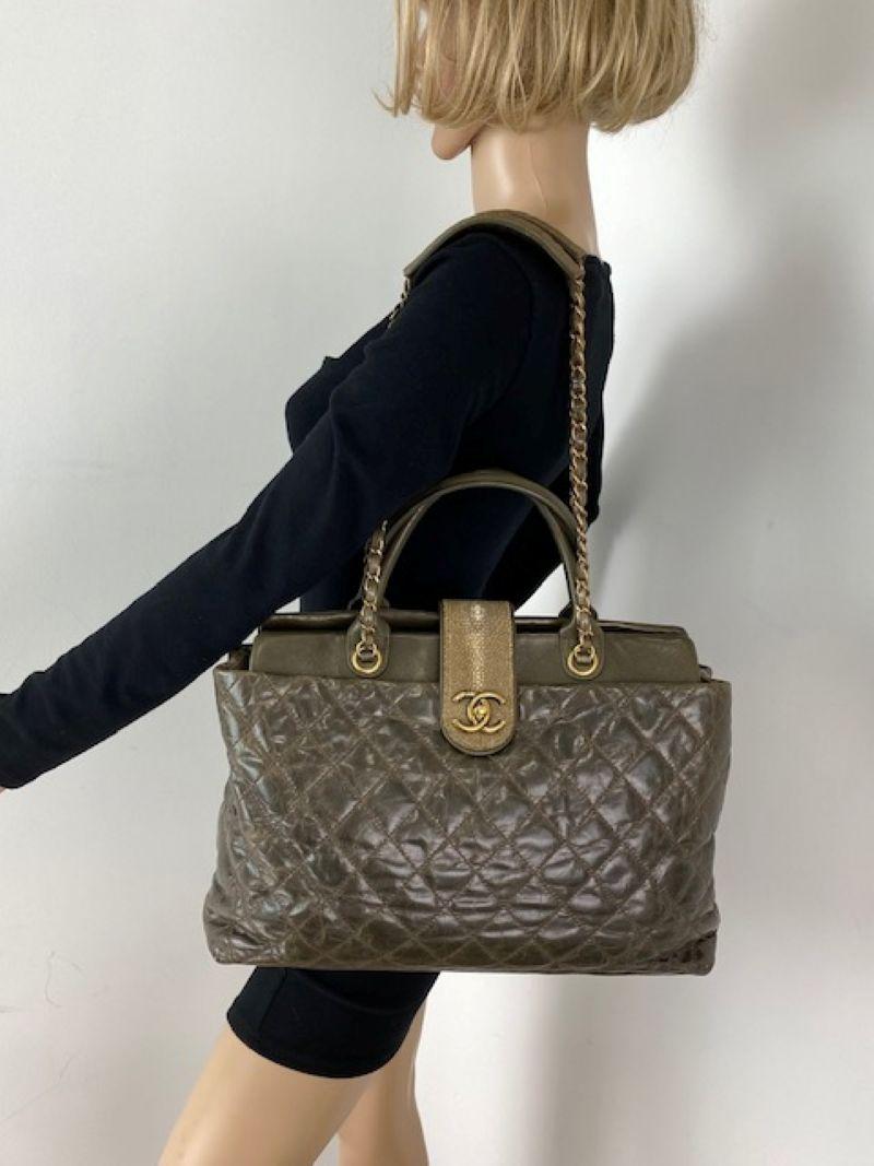 CHANEL - Grand sac fourre-tout gris Bindi CC en cuir de veau émaillé vintage Excellent état - En vente à Freehold, NJ