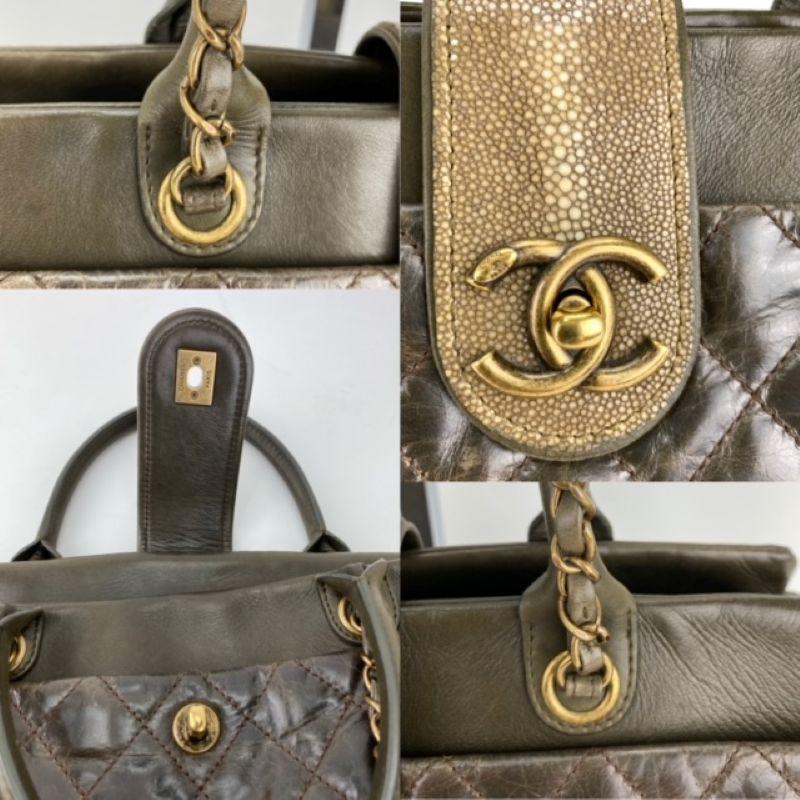 CHANEL - Grand sac fourre-tout gris Bindi CC en cuir de veau émaillé vintage Pour femmes en vente