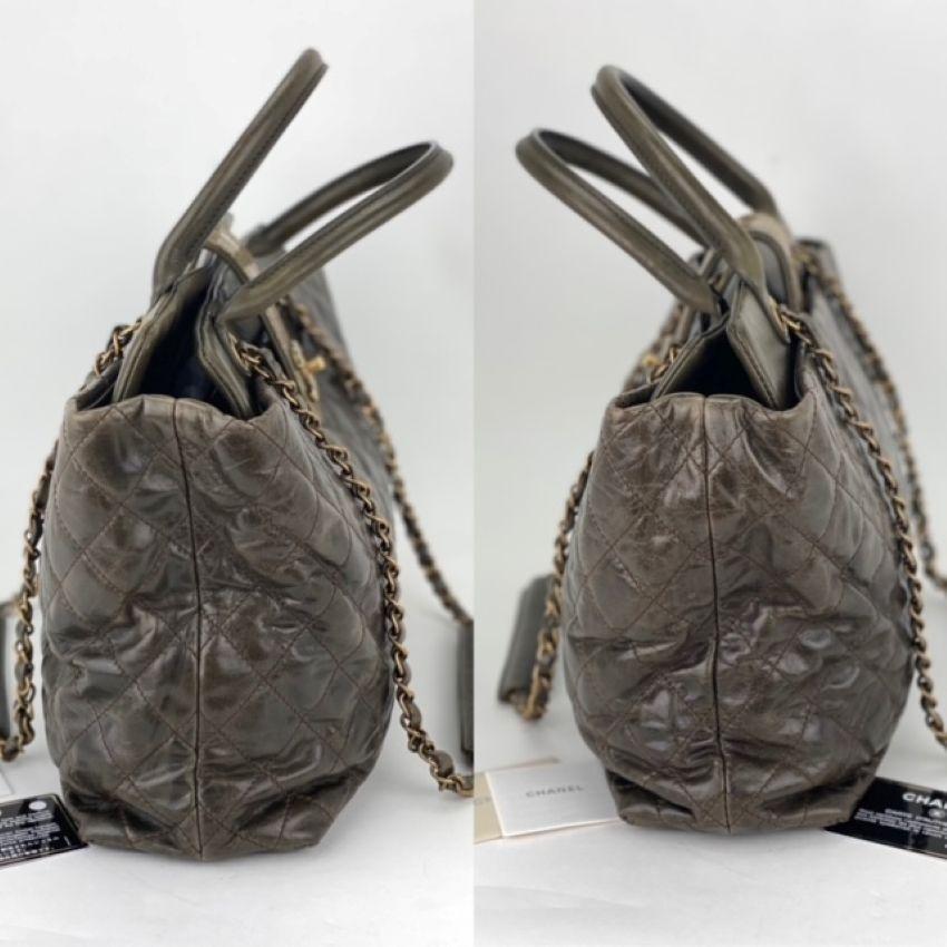 CHANEL - Grand sac fourre-tout gris Bindi CC en cuir de veau émaillé vintage en vente 1
