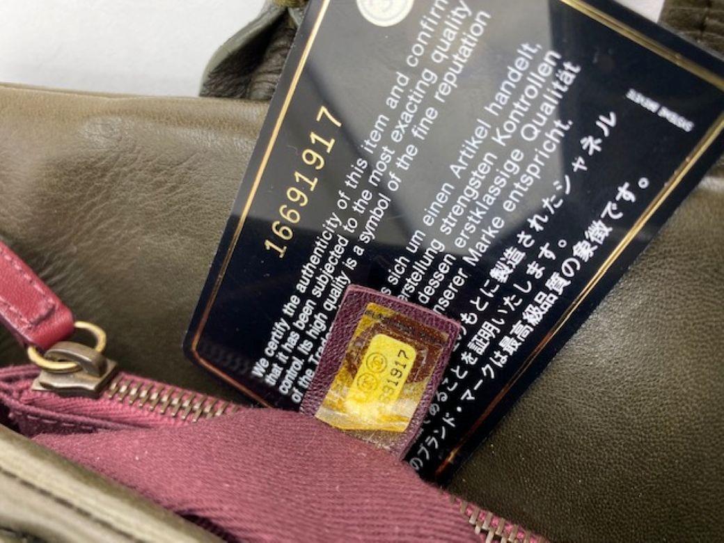 CHANEL - Grand sac fourre-tout gris Bindi CC en cuir de veau émaillé vintage en vente 2