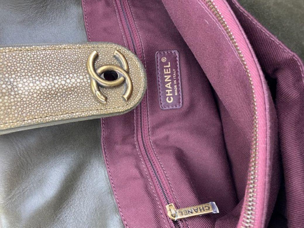 CHANEL - Grand sac fourre-tout gris Bindi CC en cuir de veau émaillé vintage en vente 3