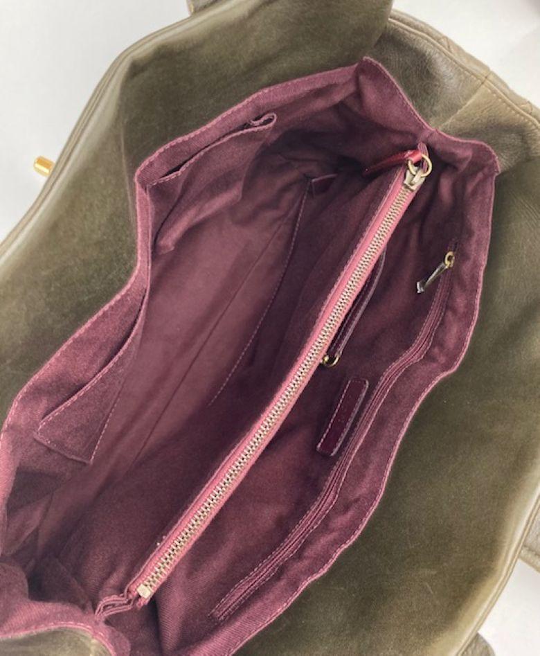 CHANEL - Grand sac fourre-tout gris Bindi CC en cuir de veau émaillé vintage en vente 4
