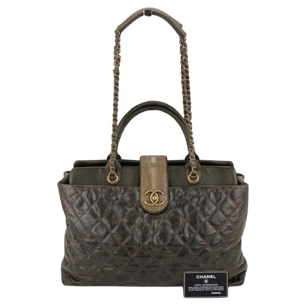 CHANEL - Grand sac fourre-tout gris Bindi CC en cuir de veau émaillé vintage en vente