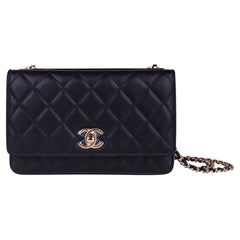 Chanel Tasche mit Kette aus schwarzem Lammfell mit Roségoldbeschlägen, neu