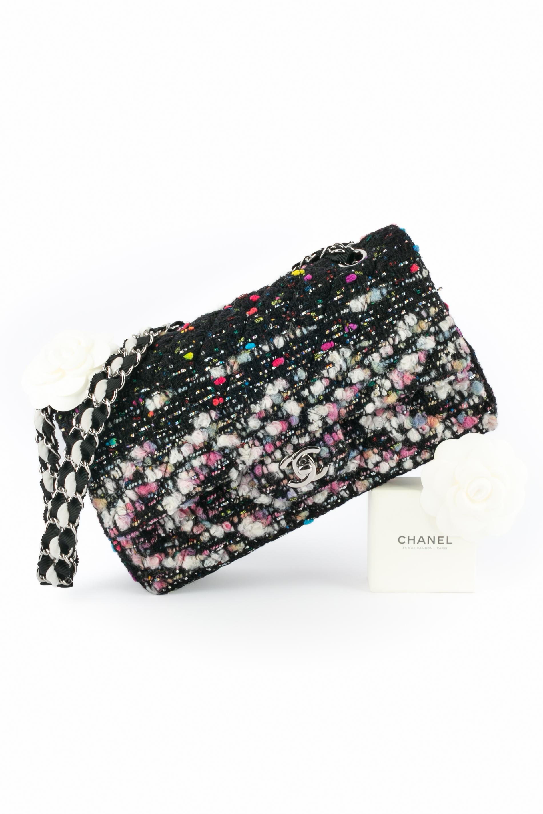 Chanel - (Made in France) Borsa in tweed nero con doppia patta e bouclé multicolore trapuntato. Elementi metallici argentati. Pezzo con numero di serie. Collezione Autunno-Inverno 2014 sotto la direzione artistica di Karl
