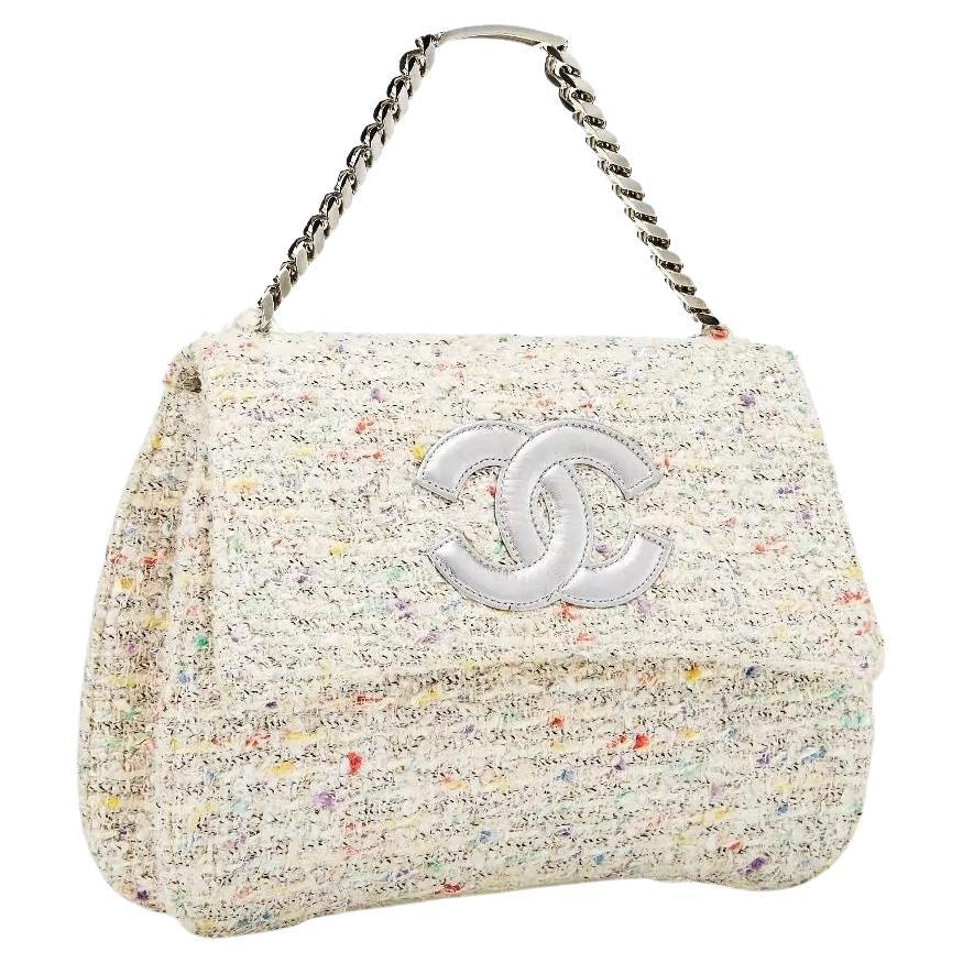 Chanel confetti tweed flap with large CC logo and name plate chain

1996 {VINTAGE 26 Years}
Silver hardware
Interior center zipper pocket
Additional center pocket
Interior white lambskin lining
Magnetic closure
10