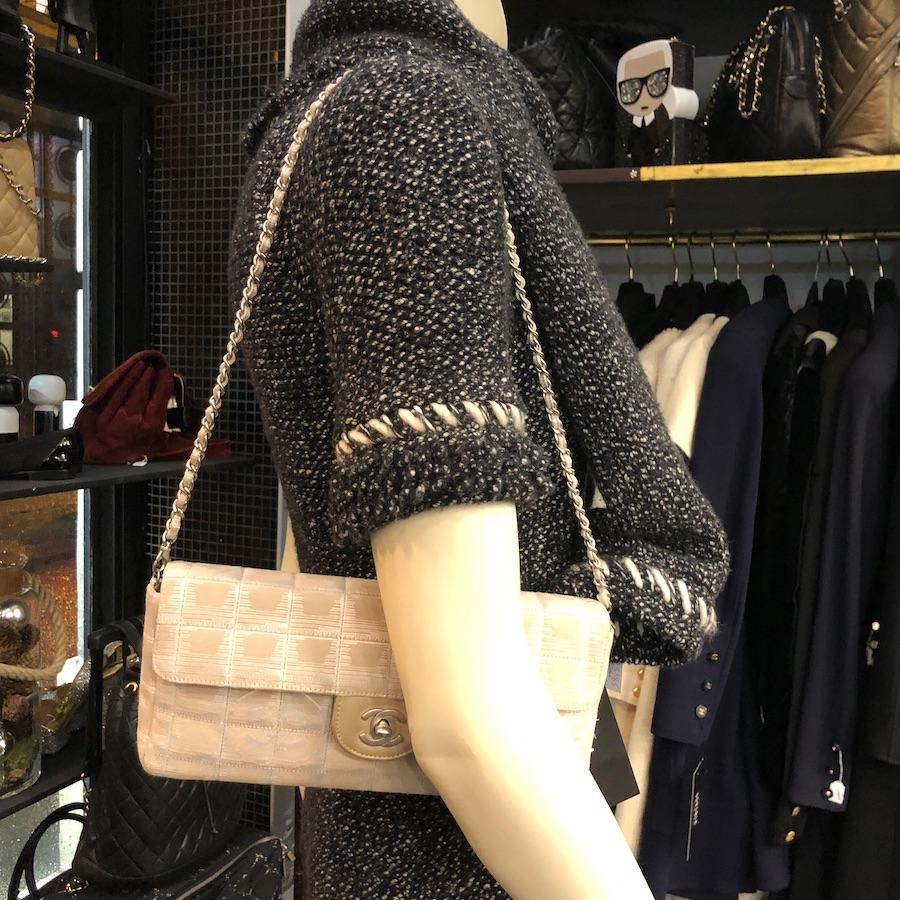 Lovely Chanel baguette bag in beige color. Clasp 'CC'. The interior is fully lined in gold lamb leather with 3 open pockets. 
Worn shoulder. 
Included : Hologram: 7547....( 2002-2003) but no authenticity card. Made in France. 
In very good
