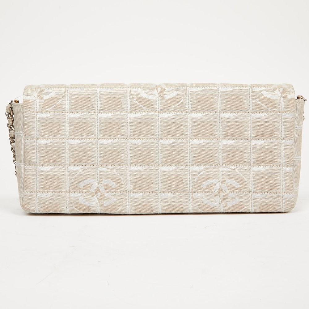 Chanel Baguette Bag in Beige Fabric and Leather In Good Condition In Paris, FR