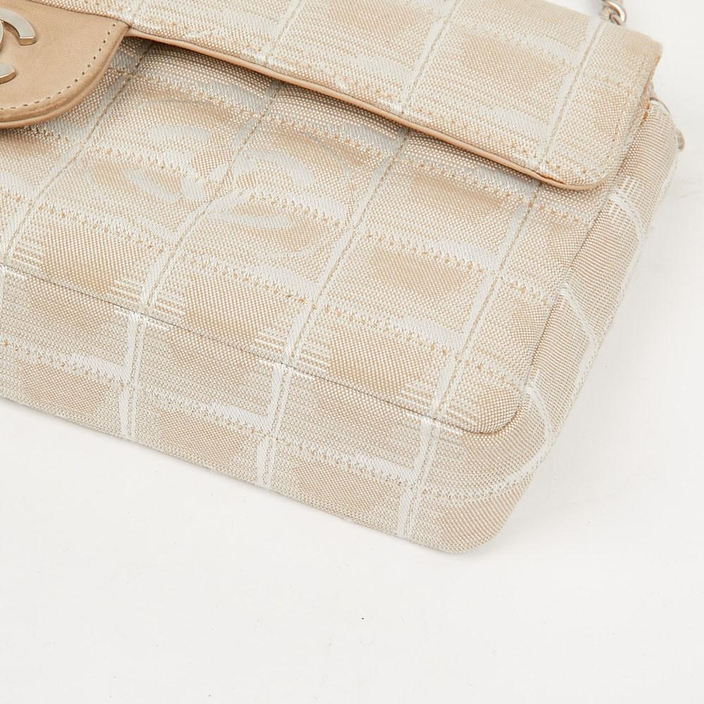 Chanel Baguette-Tasche aus beigefarbenem Stoff und Leder 3