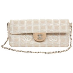 Chanel Baguette-Tasche aus beigefarbenem Stoff und Leder