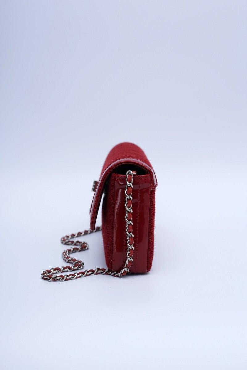 Chanel (Made in Italy) Baguette bag model 2.55, composed of red fabric and patent calfskin. It is lined with leather and features many compartments. 
Serial number 7025139. 
Circa 2000s.

Additional information: 
Dimensions: 
Width: 27 cm (10.62