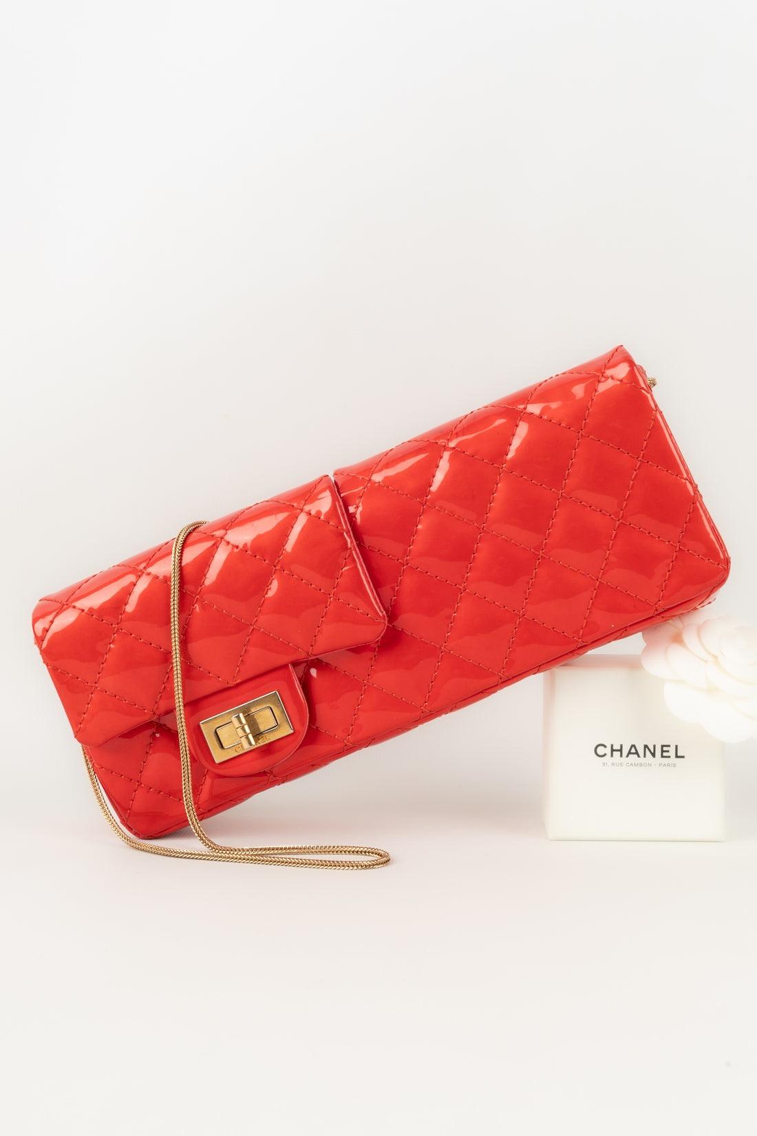 Chanel - (Made in France) Baguette-Tasche mit doppelter Tasche aus rotem Lackleder mit goldenen Metallelementen und einer Seriennummer. Collection'S 2008/2009.

Zusätzliche Informationen:
Zustand: Sehr guter Zustand
Abmessungen: Länge: 24 cm - Höhe: