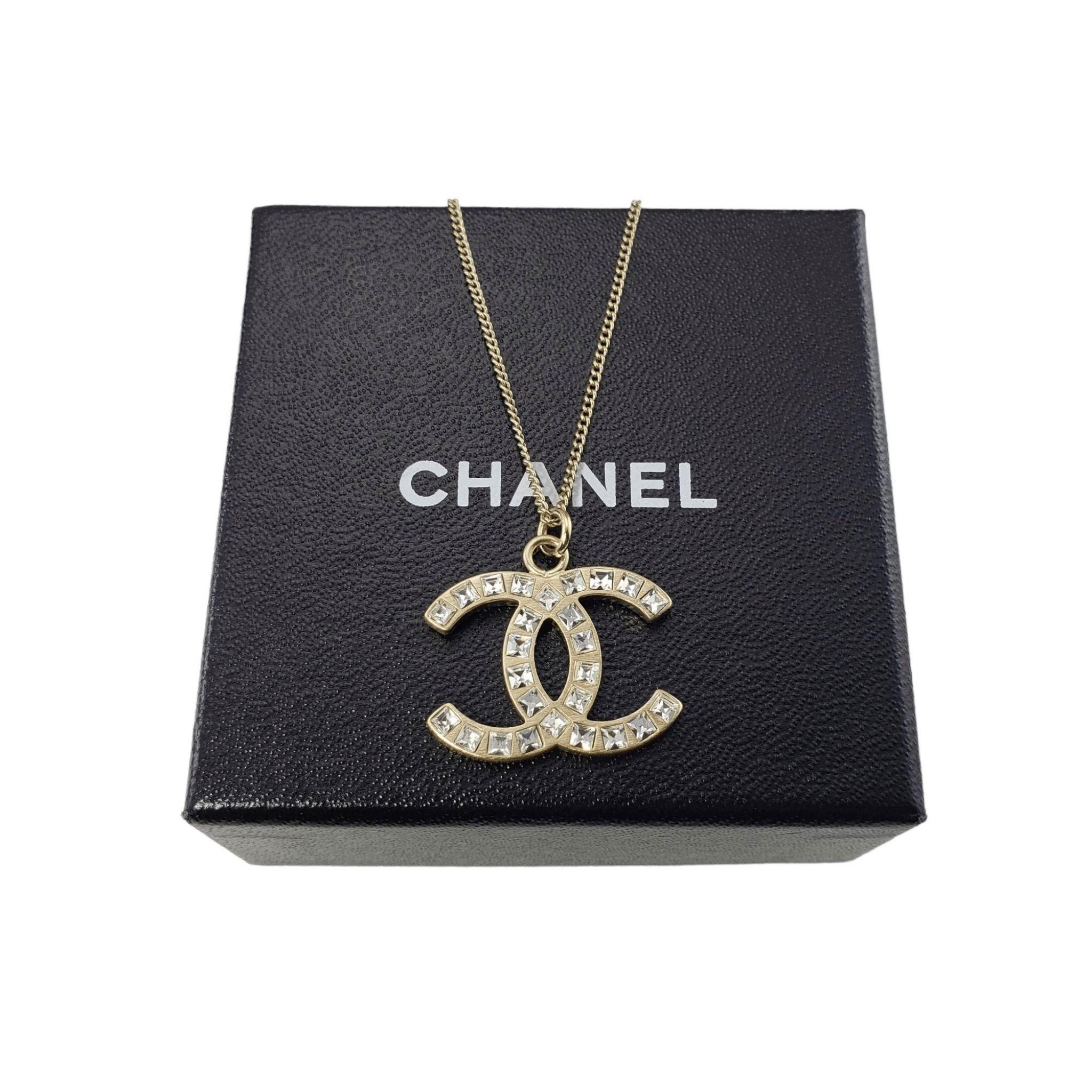 Chanel Baguette Crystal CC Pendant Necklace-

This stunning pendant necklace features the Chanel CC logo encrusted with sparkling baguette crystals.

Size: 21 mm x 25 mm (pendant)
     16.5 inches (necklace)

Weight: 3.4 dwt. / 5.4