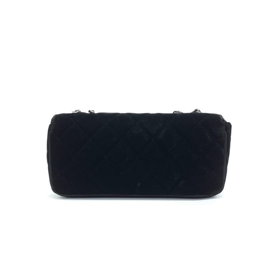 Chanel Baguette-Klappenklappe aus schwarzem Samt mit doppeltem Riemen und silberner Hardware 2005-2006 (Schwarz) im Angebot
