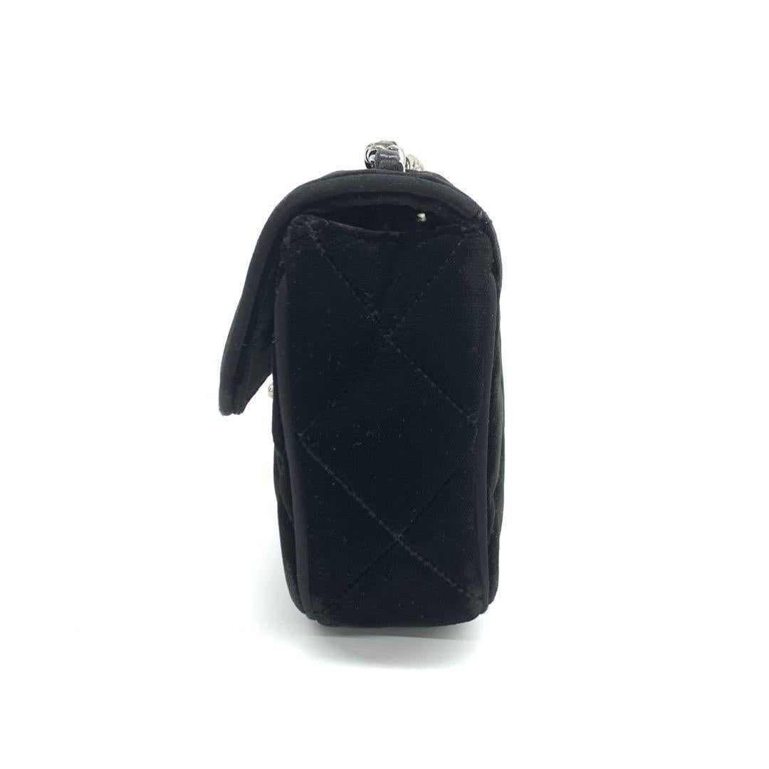 Chanel Baguette-Klappenklappe aus schwarzem Samt mit doppeltem Riemen und silberner Hardware 2005-2006 im Zustand „Gut“ im Angebot in AUBERVILLIERS, FR