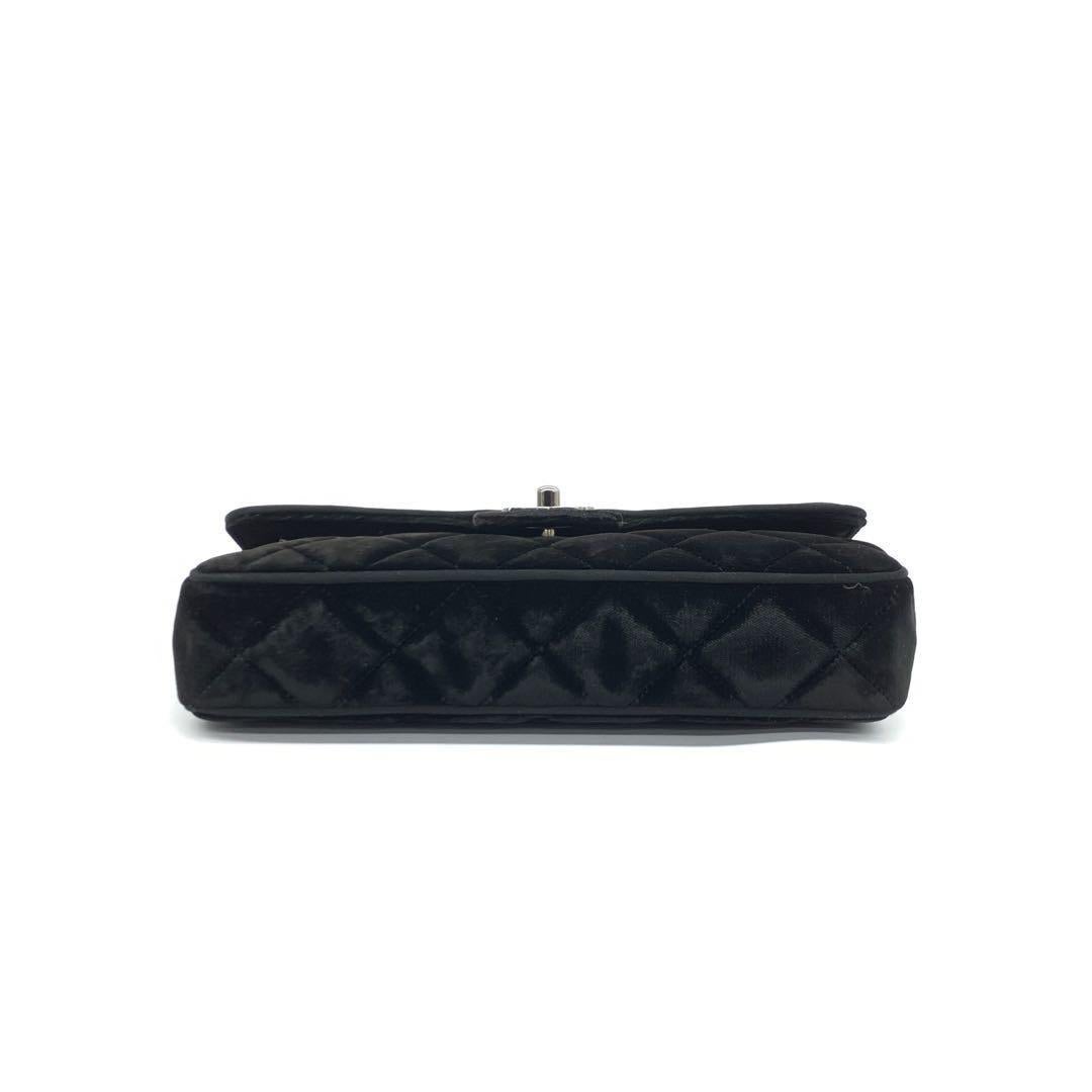 Chanel Baguette-Klappenklappe aus schwarzem Samt mit doppeltem Riemen und silberner Hardware 2005-2006 Damen im Angebot