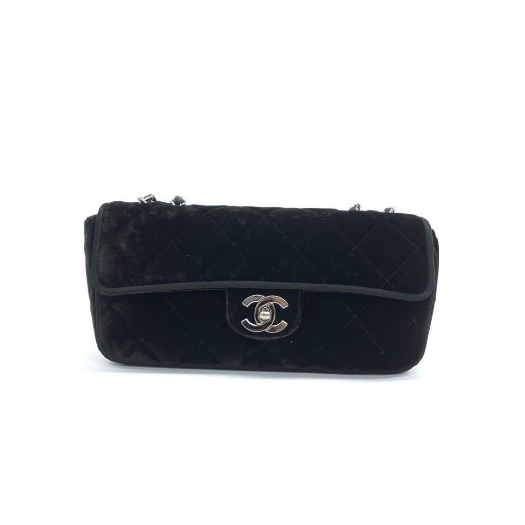 Chanel Baguette-Klappenklappe aus schwarzem Samt mit doppeltem Riemen und silberner Hardware 2005-2006 im Angebot 1