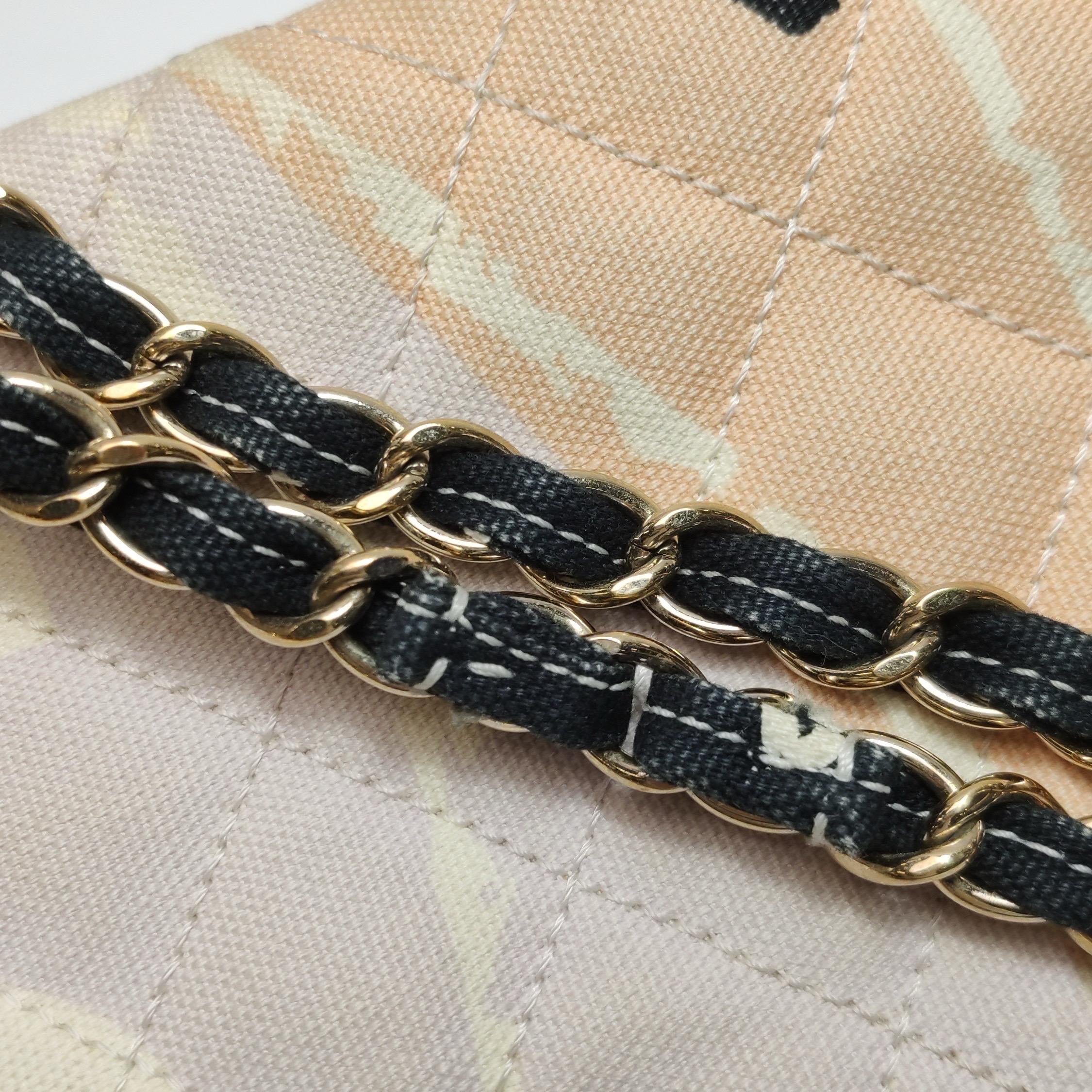 Chanel Baguette Umhängetasche mit Klappe und mehrfarbigem Eiffelturm-Druck aus Stoff im Angebot 5