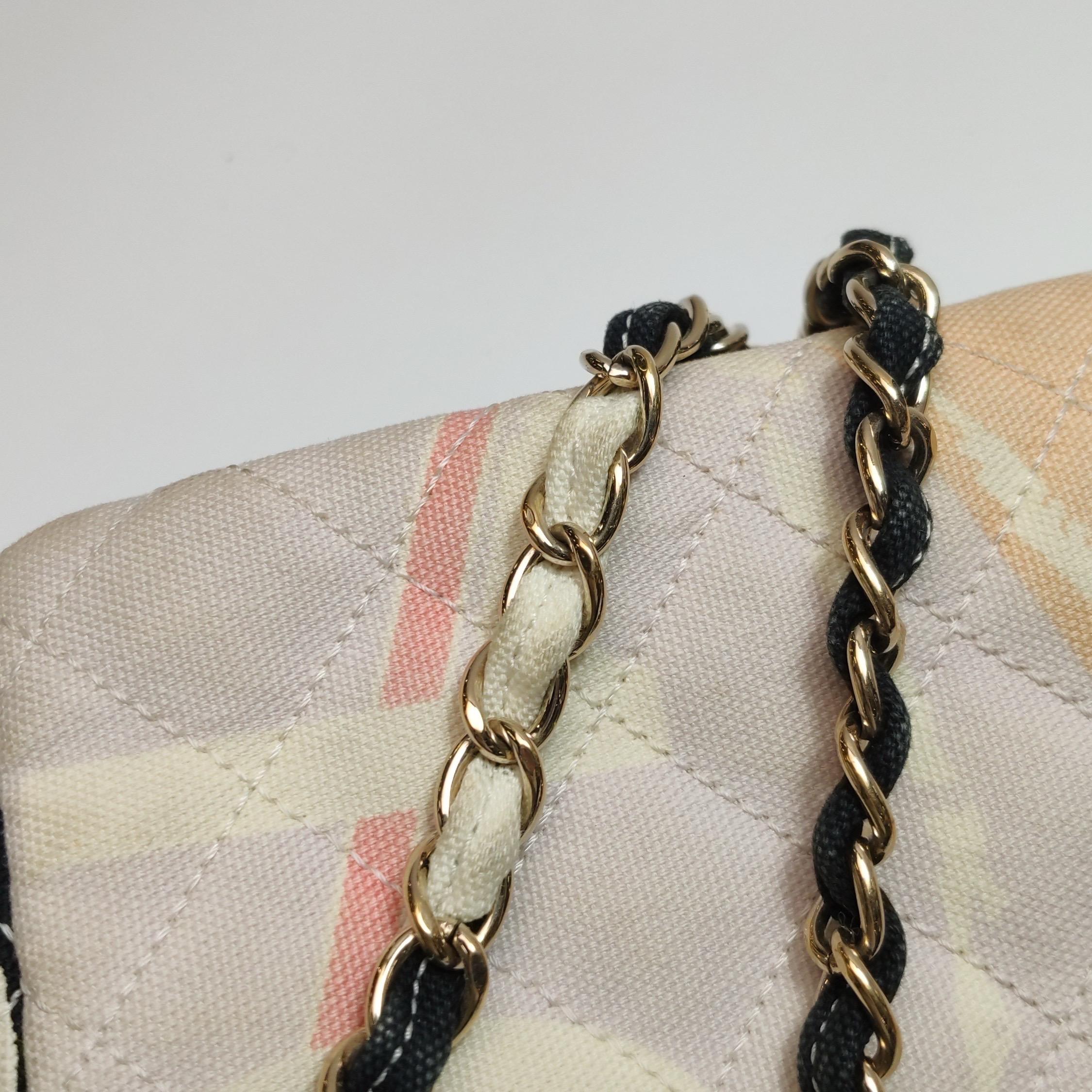 Chanel Baguette Umhängetasche mit Klappe und mehrfarbigem Eiffelturm-Druck aus Stoff im Angebot 7