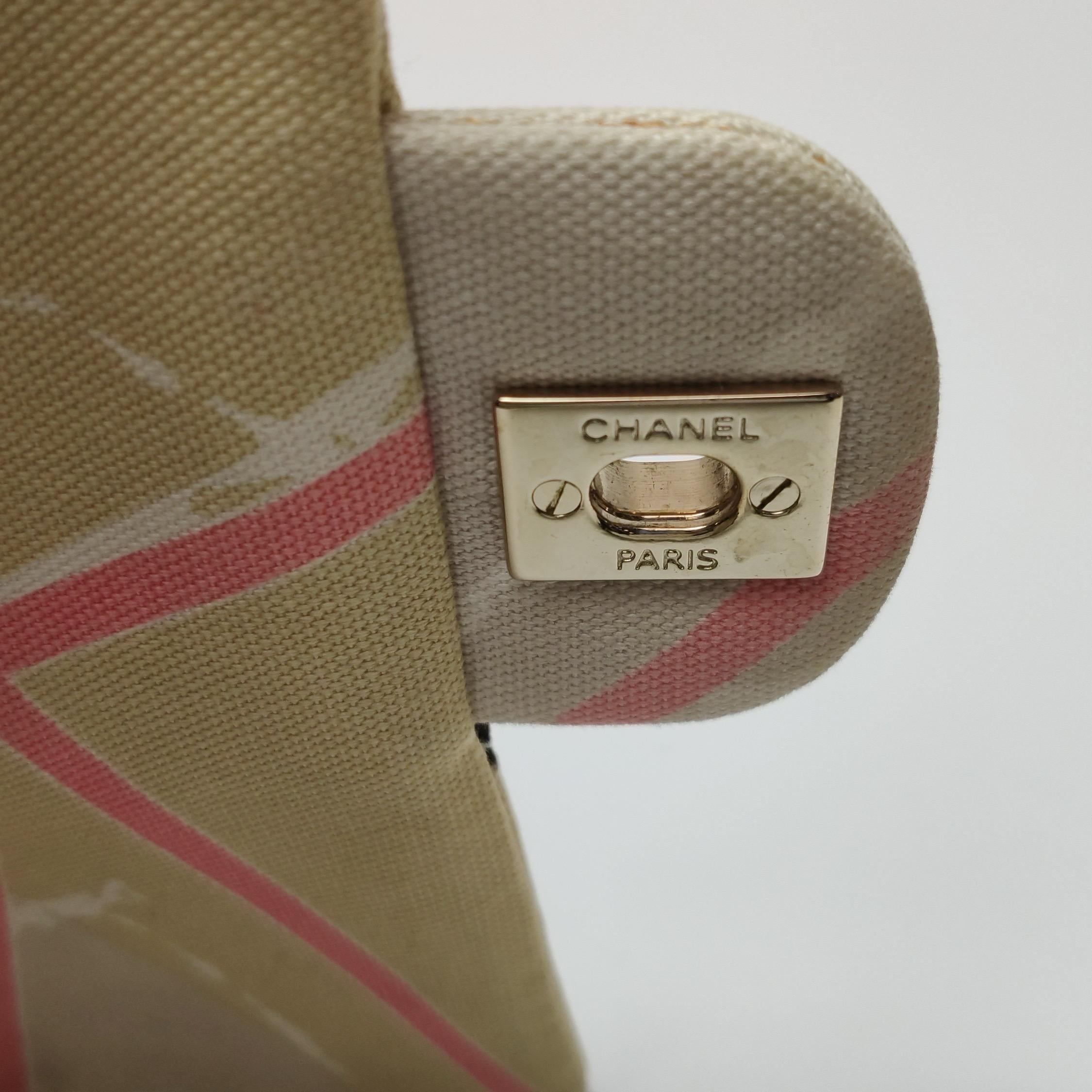 Chanel Baguette Umhängetasche mit Klappe und mehrfarbigem Eiffelturm-Druck aus Stoff im Angebot 8