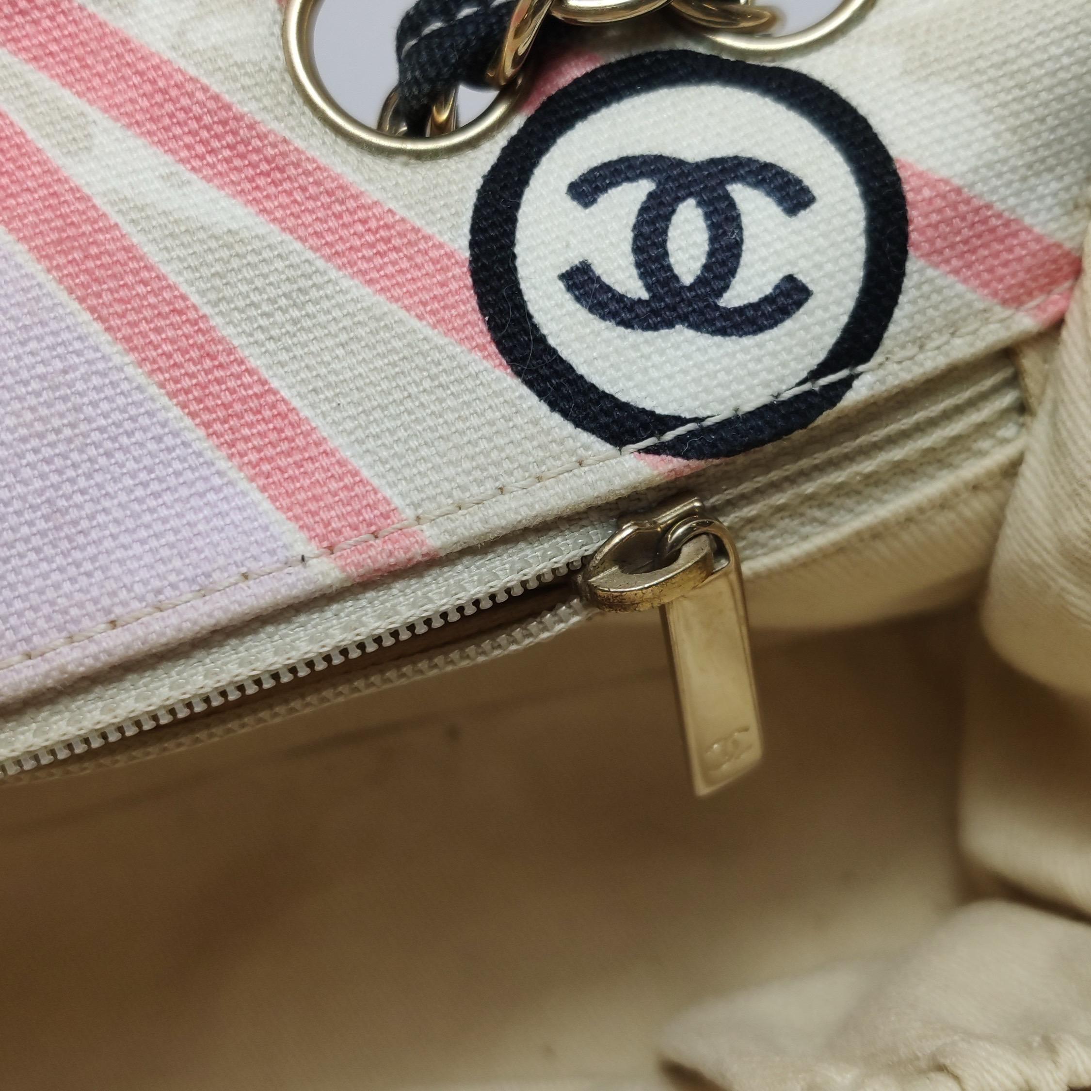 Chanel Baguette Umhängetasche mit Klappe und mehrfarbigem Eiffelturm-Druck aus Stoff im Angebot 9