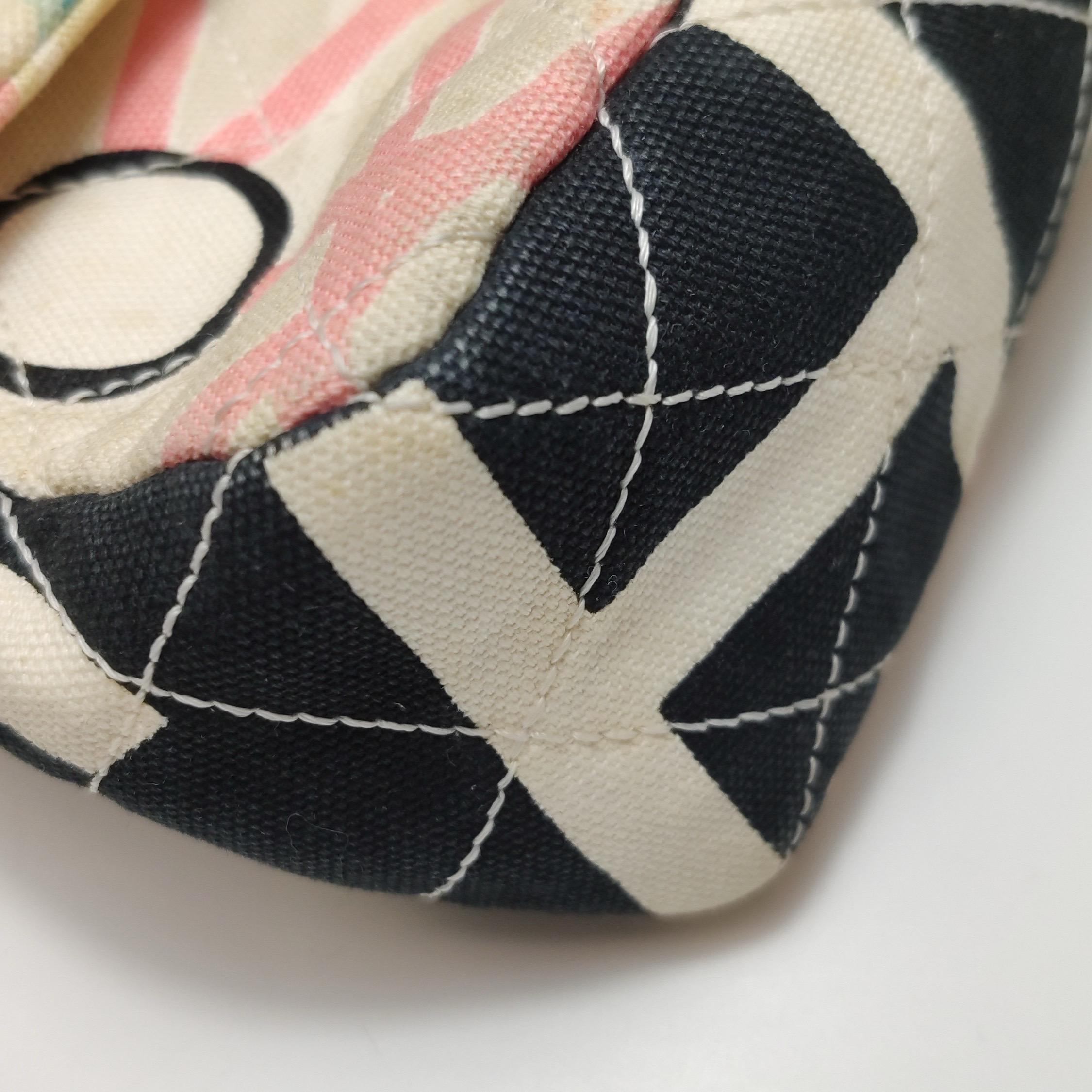 Chanel Baguette Umhängetasche mit Klappe und mehrfarbigem Eiffelturm-Druck aus Stoff im Angebot 10