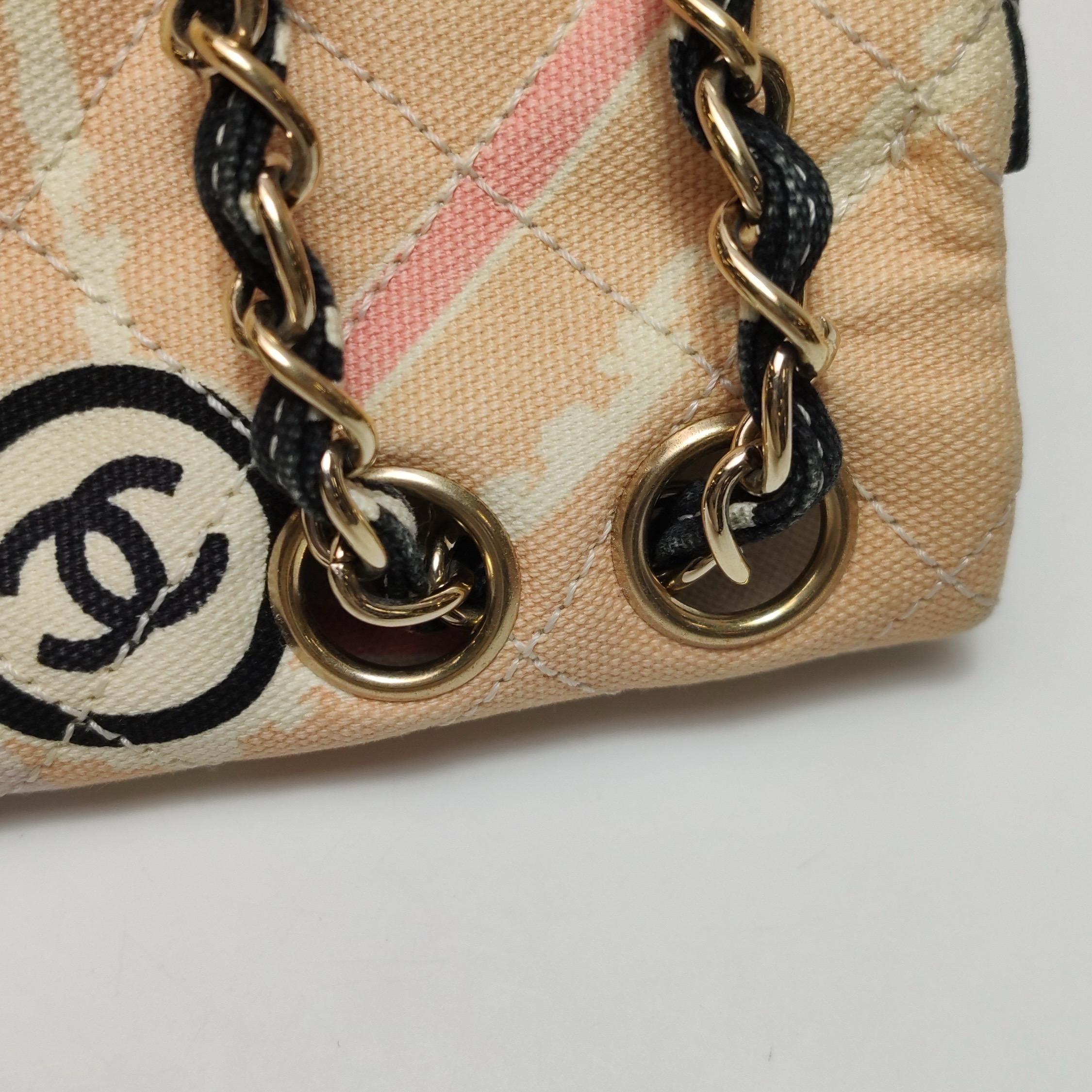 Chanel Baguette Umhängetasche mit Klappe und mehrfarbigem Eiffelturm-Druck aus Stoff im Angebot 12