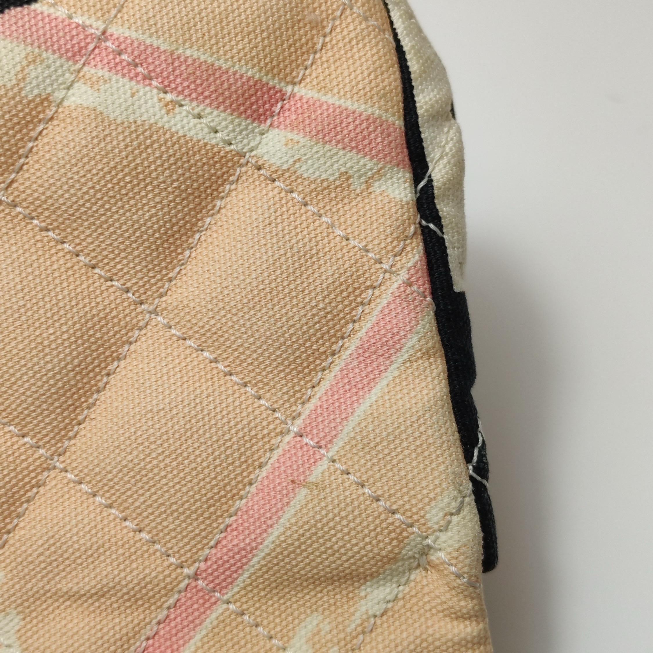 Chanel Baguette Umhängetasche mit Klappe und mehrfarbigem Eiffelturm-Druck aus Stoff im Angebot 13