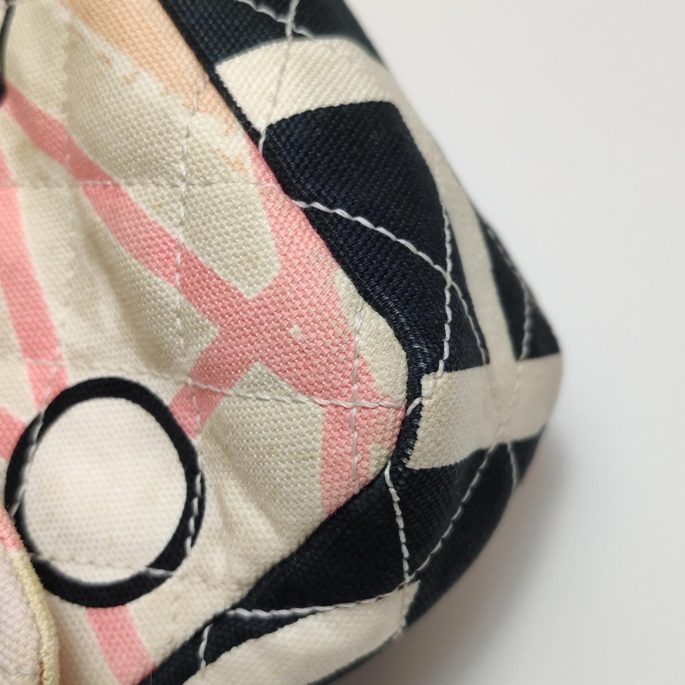 Chanel Baguette Umhängetasche mit Klappe und mehrfarbigem Eiffelturm-Druck aus Stoff im Angebot 14