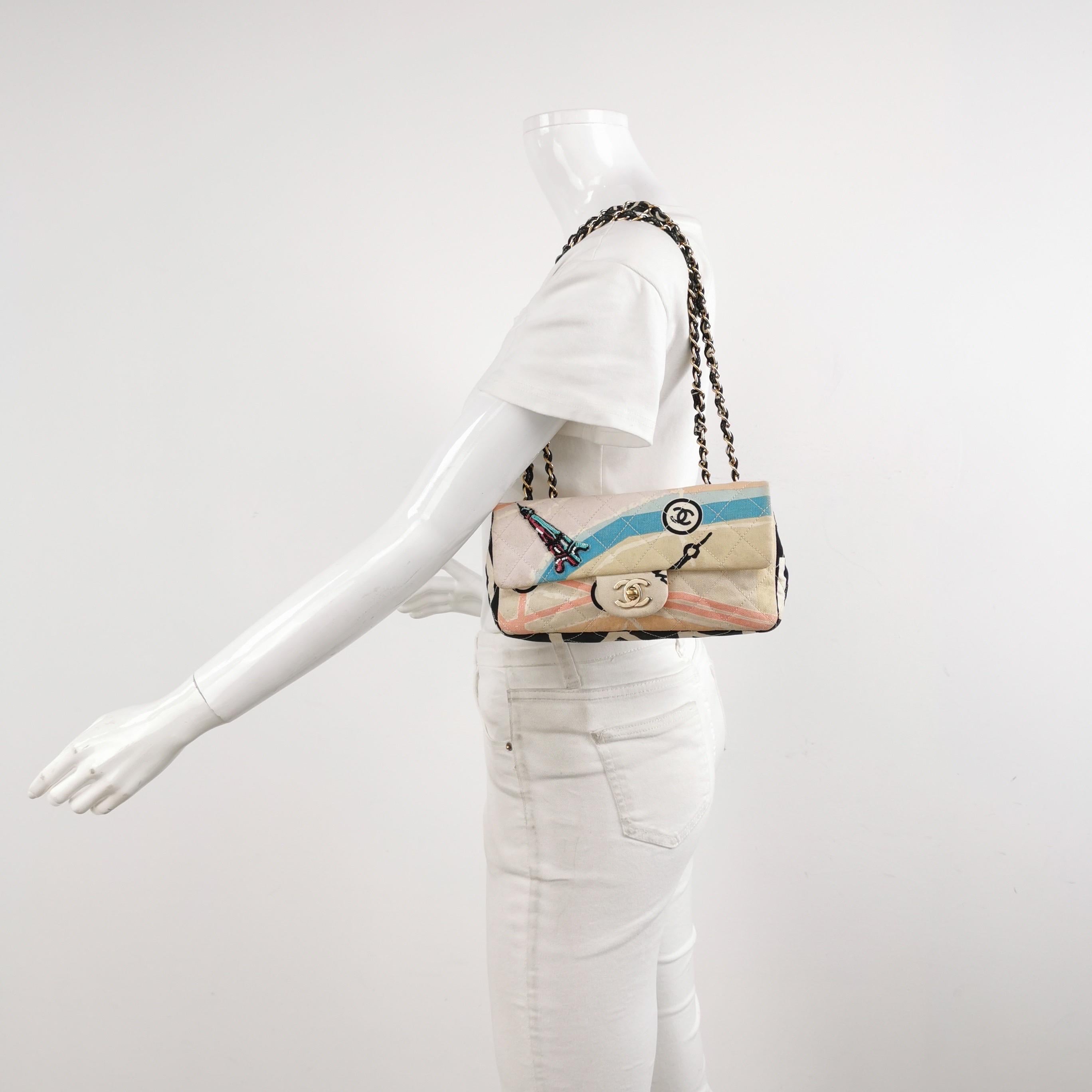 Diese Chanel Baguette-Klappe hat ein verspieltes Design aus Stoff mit mehrfarbigen und Eiffelturm-Prints. Etwas größer als die Chanel Mini, kann sie als Baguette unter dem Arm oder mit Doppel- oder Einzelketten getragen werden.

ZUSTAND: SEHR GUT