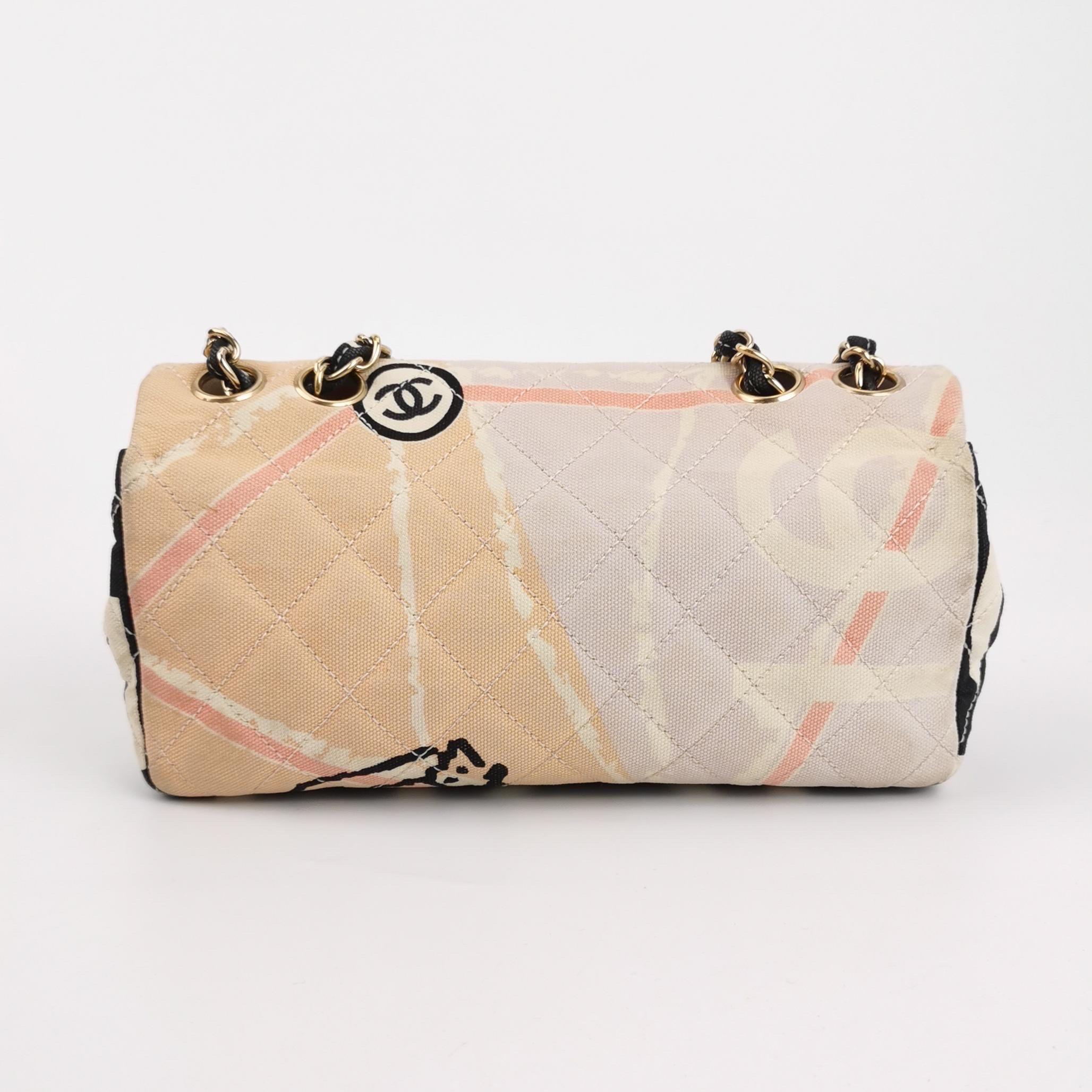 Chanel Baguette Umhängetasche mit Klappe und mehrfarbigem Eiffelturm-Druck aus Stoff (Beige) im Angebot