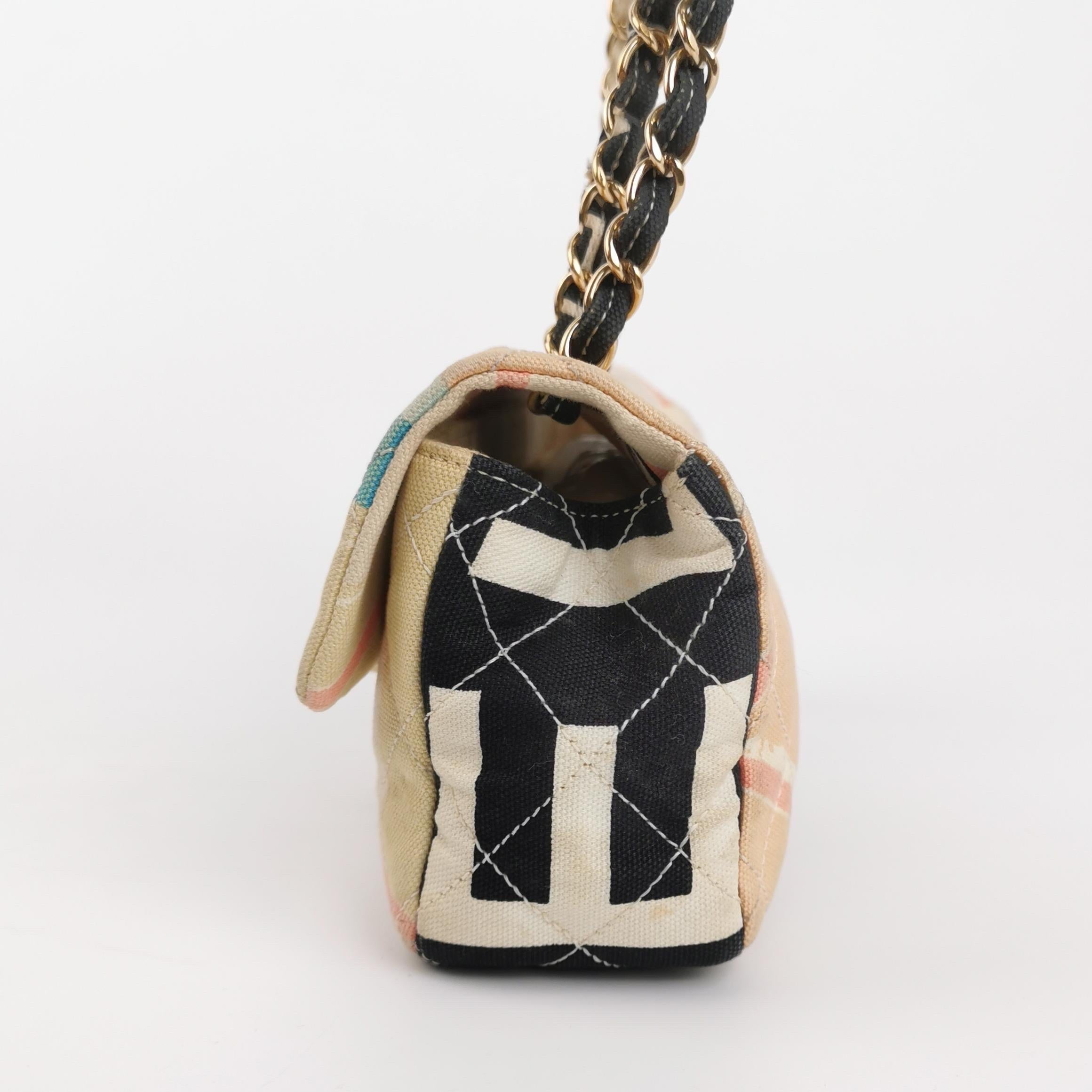 Chanel Baguette Umhängetasche mit Klappe und mehrfarbigem Eiffelturm-Druck aus Stoff im Zustand „Gut“ im Angebot in AUBERVILLIERS, FR