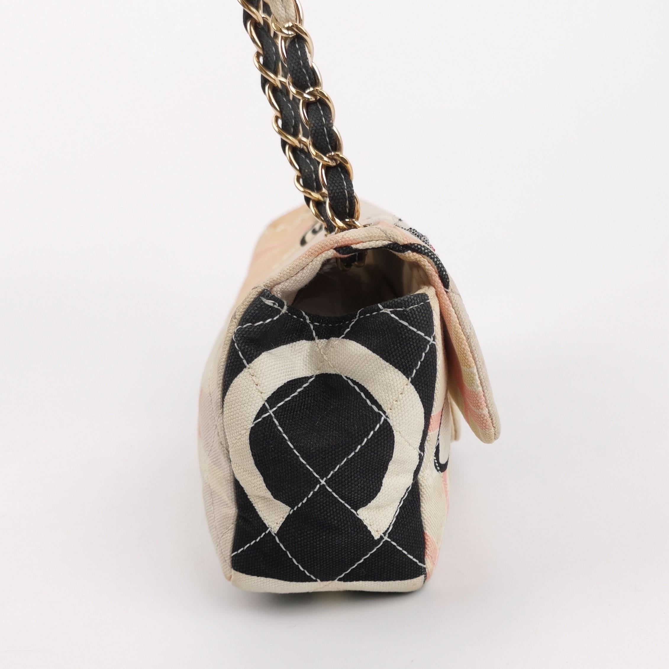 Chanel Baguette Umhängetasche mit Klappe und mehrfarbigem Eiffelturm-Druck aus Stoff Damen im Angebot