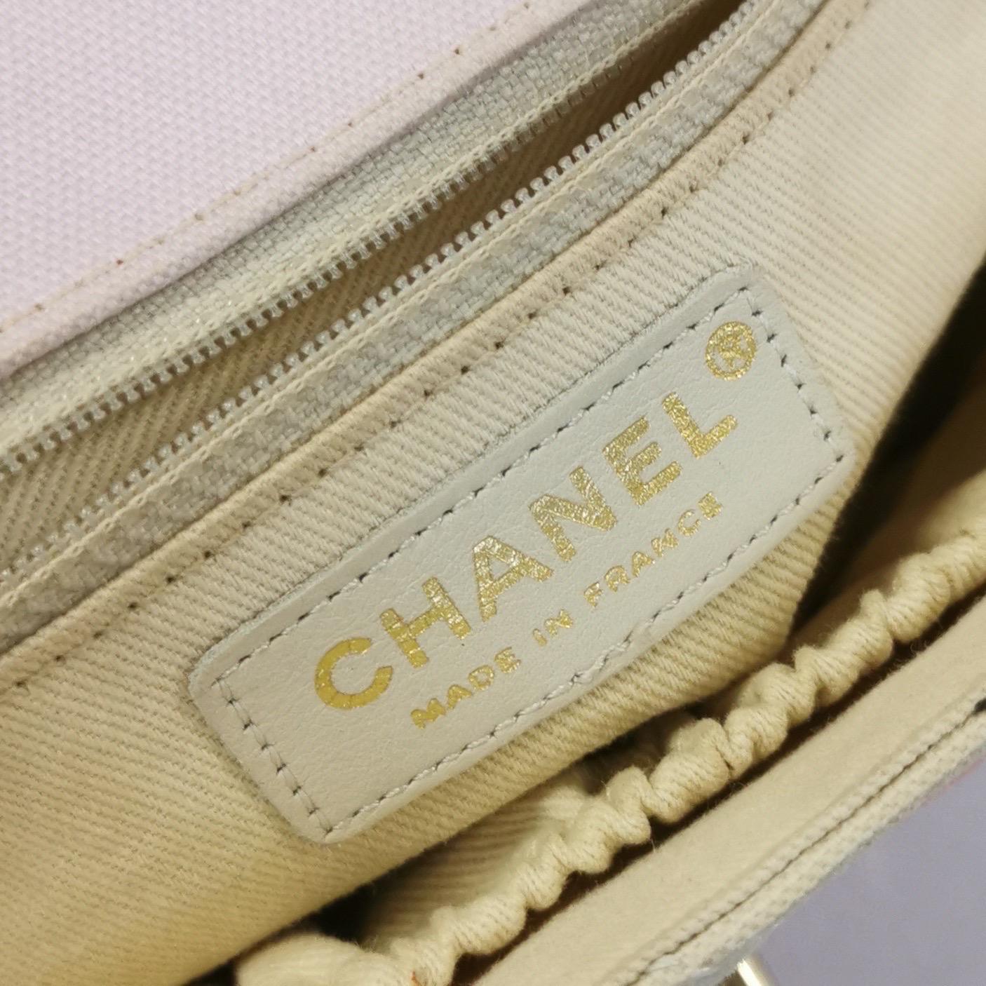 Chanel Baguette Umhängetasche mit Klappe und mehrfarbigem Eiffelturm-Druck aus Stoff im Angebot 1