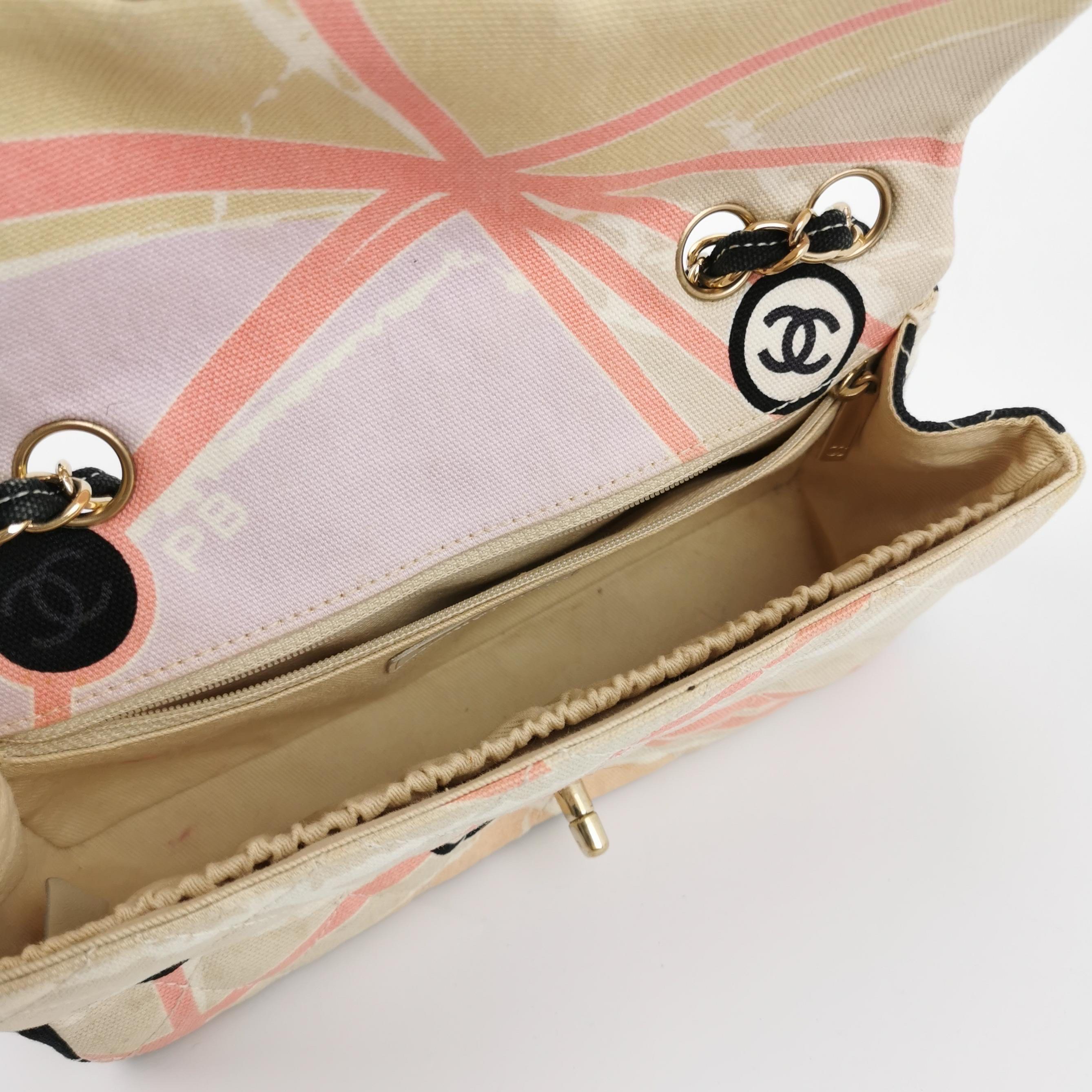 Chanel Baguette Umhängetasche mit Klappe und mehrfarbigem Eiffelturm-Druck aus Stoff im Angebot 2