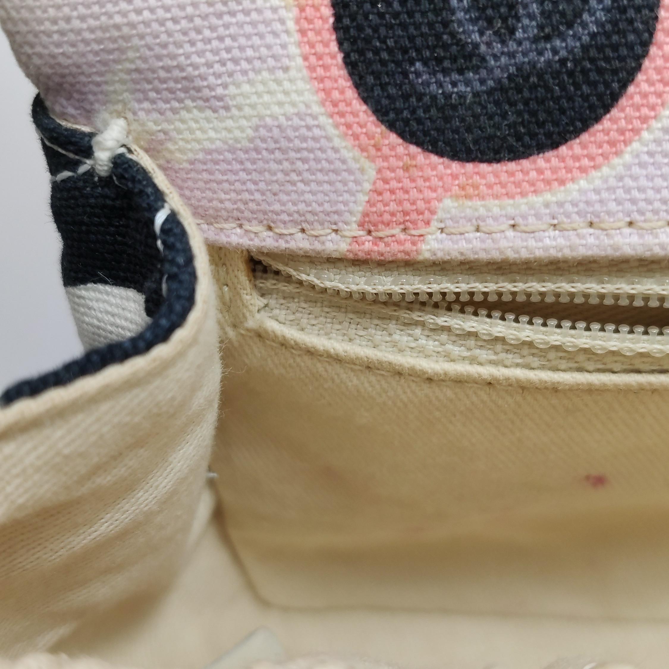 Chanel Baguette Umhängetasche mit Klappe und mehrfarbigem Eiffelturm-Druck aus Stoff im Angebot 4
