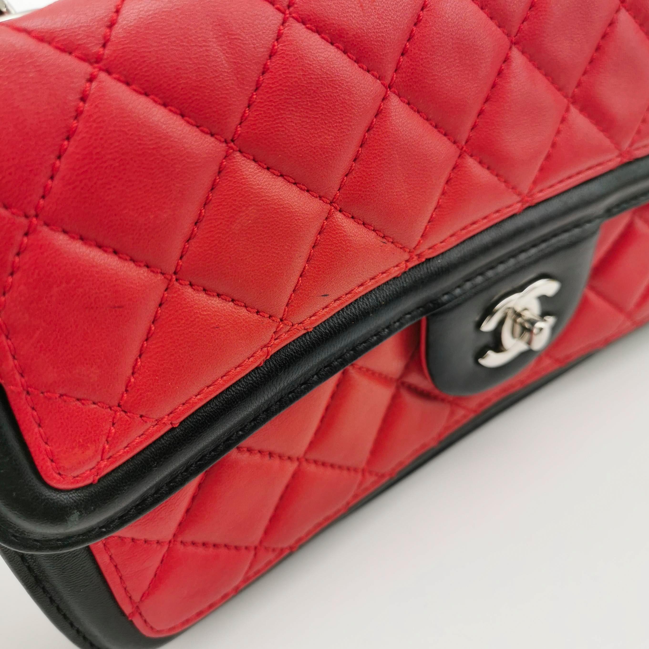 Chanel Sac à bandoulière Baguette en cuir d'agneau rouge et noir Double chaîne en argent en vente 5
