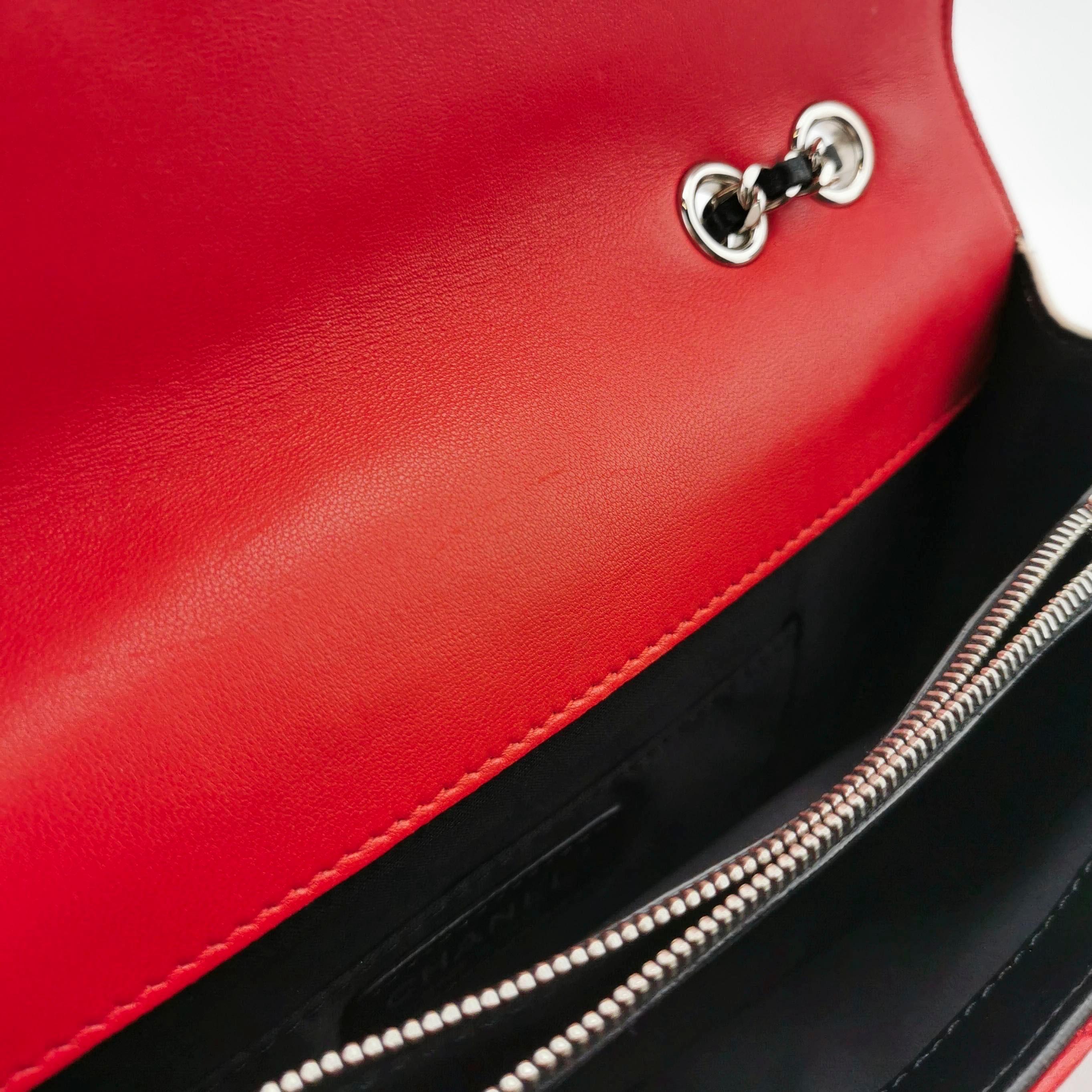 Chanel Sac à bandoulière Baguette en cuir d'agneau rouge et noir Double chaîne en argent en vente 6