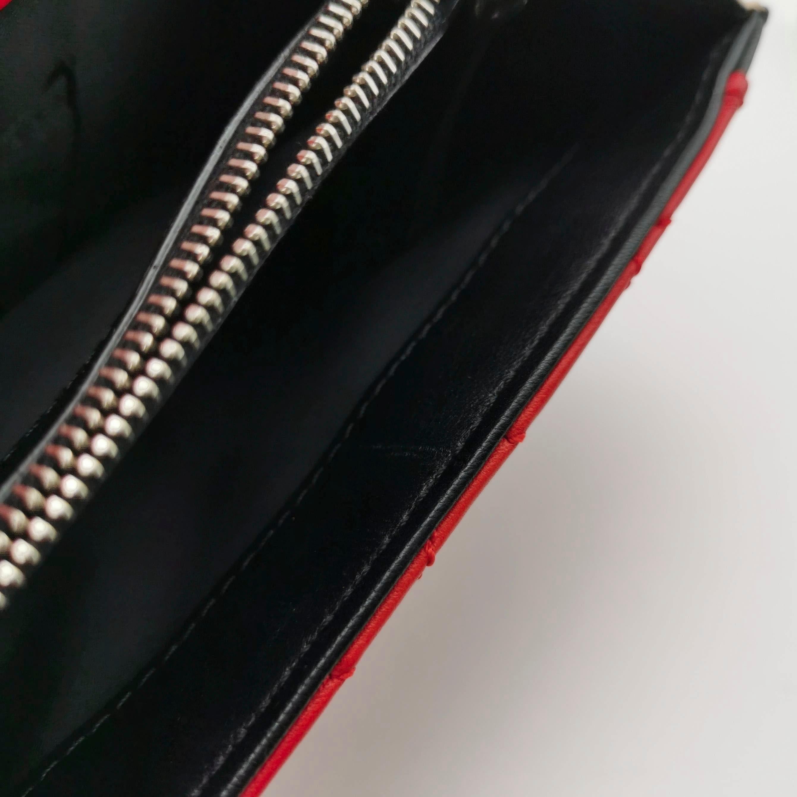 Chanel Sac à bandoulière Baguette en cuir d'agneau rouge et noir Double chaîne en argent en vente 7