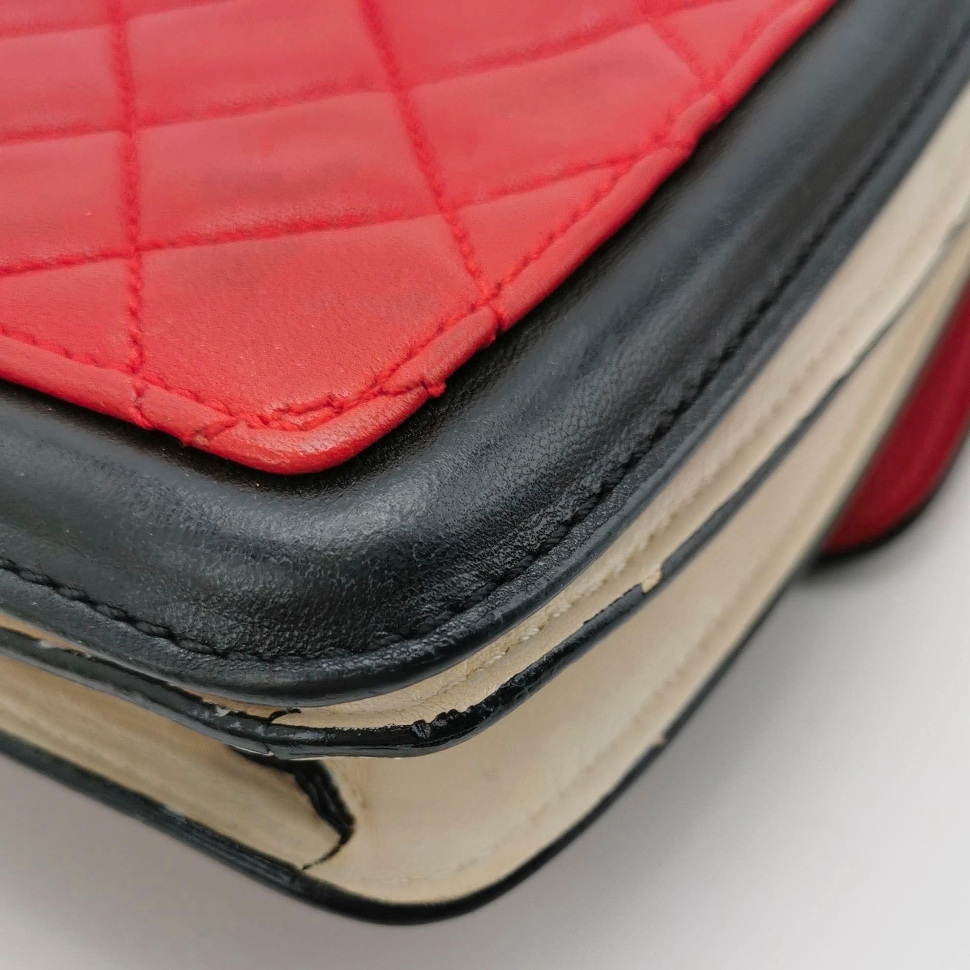 Chanel Sac à bandoulière Baguette en cuir d'agneau rouge et noir Double chaîne en argent en vente 8