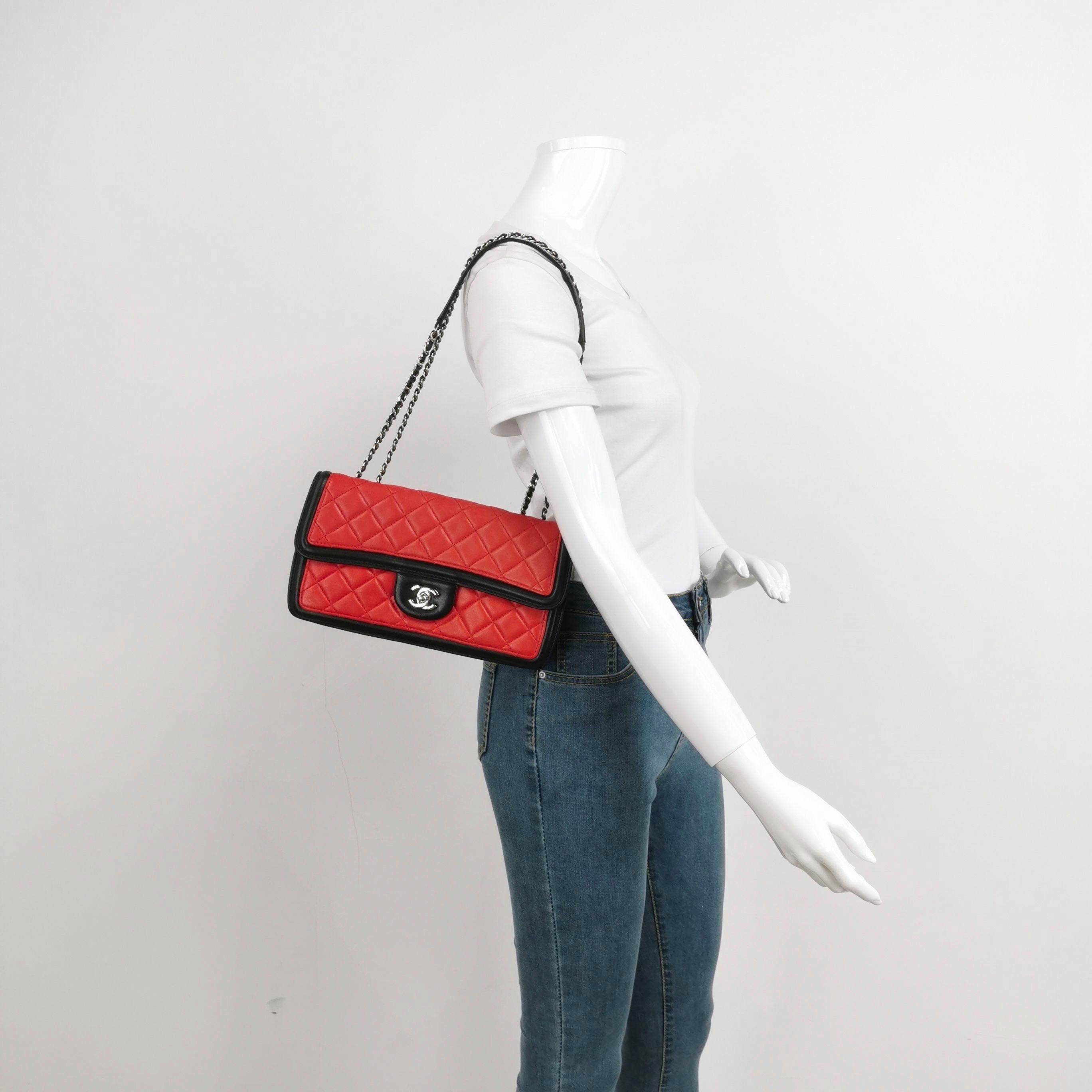 Chanel Sac à bandoulière Baguette en cuir d'agneau rouge et noir Double chaîne en argent
Il s'agit de photos professionnelles du sac.
  Ce sac à bandoulière baguette Chanel présente un mélange étonnant de teintes rouges et noires, complété par des