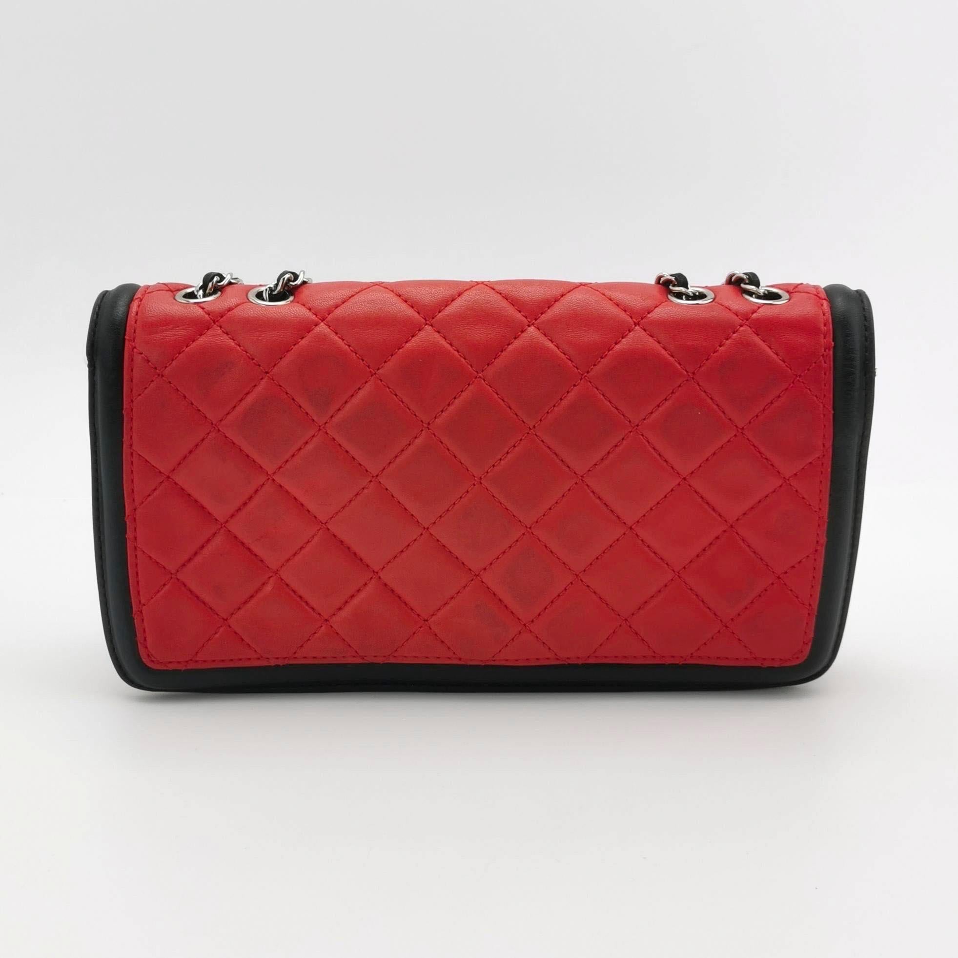 Chanel Sac à bandoulière Baguette en cuir d'agneau rouge et noir Double chaîne en argent Bon état - En vente à AUBERVILLIERS, FR