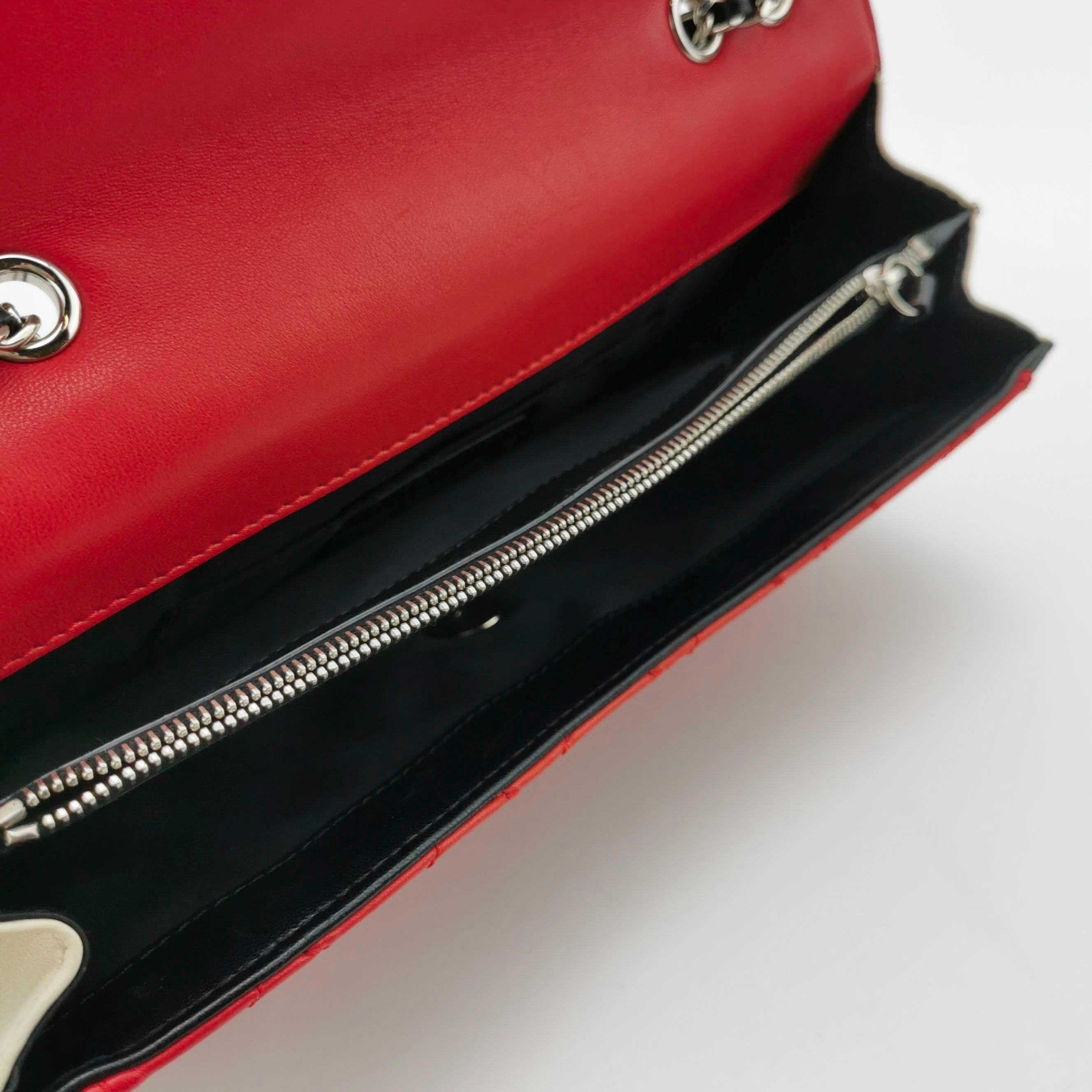 Chanel Sac à bandoulière Baguette en cuir d'agneau rouge et noir Double chaîne en argent en vente 1
