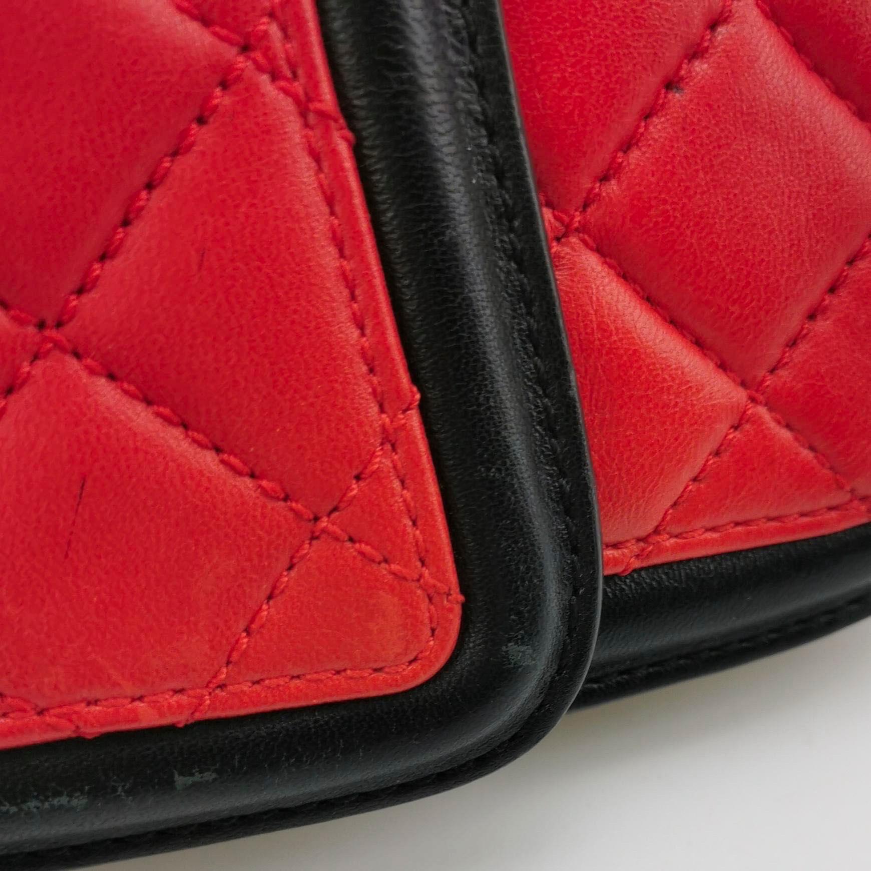 Chanel Sac à bandoulière Baguette en cuir d'agneau rouge et noir Double chaîne en argent en vente 3