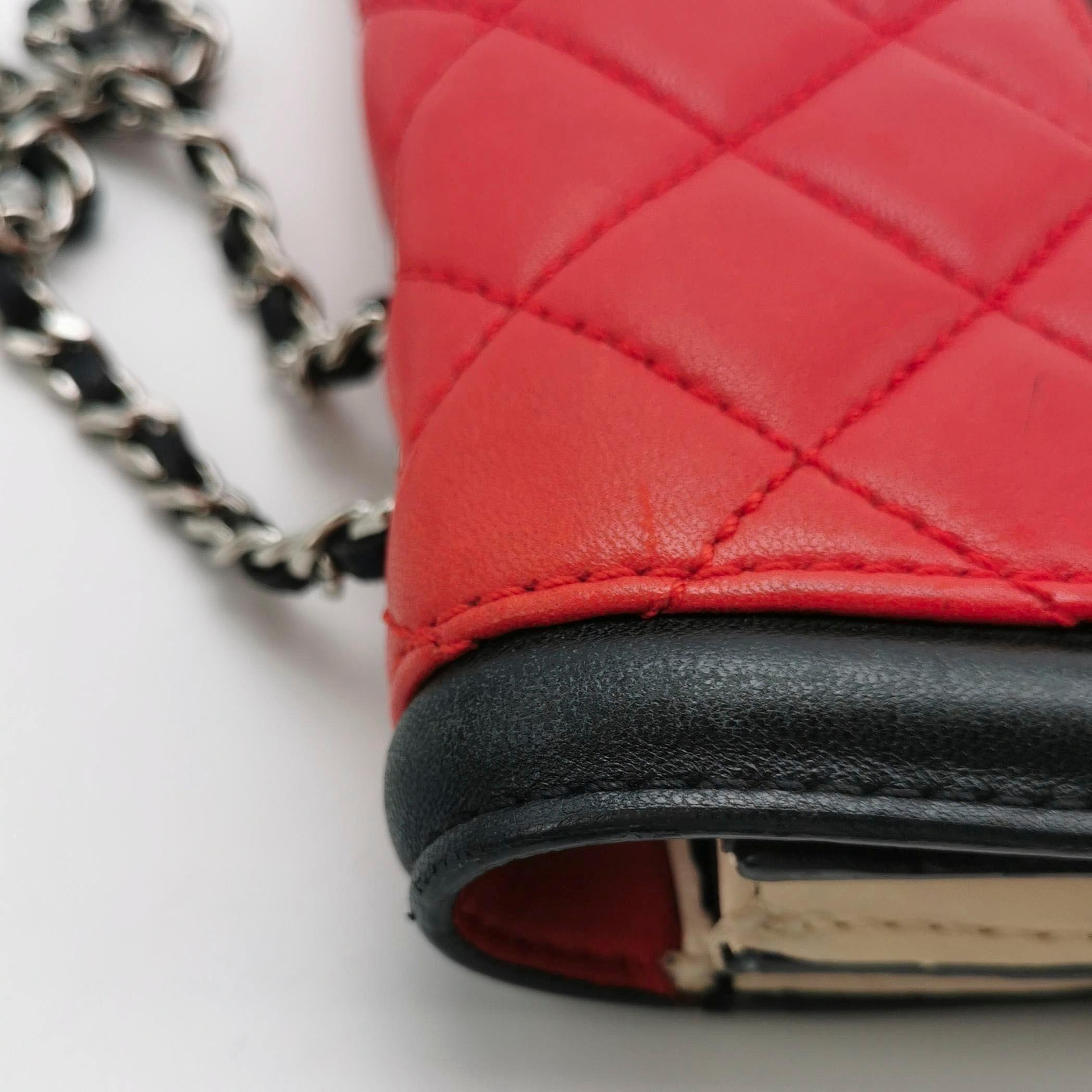 Chanel Sac à bandoulière Baguette en cuir d'agneau rouge et noir Double chaîne en argent en vente 4