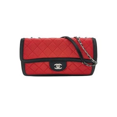 Chanel Baguette Umhängetasche aus Lammfell mit Klappe und roter und schwarzer Silber-Doppelkette